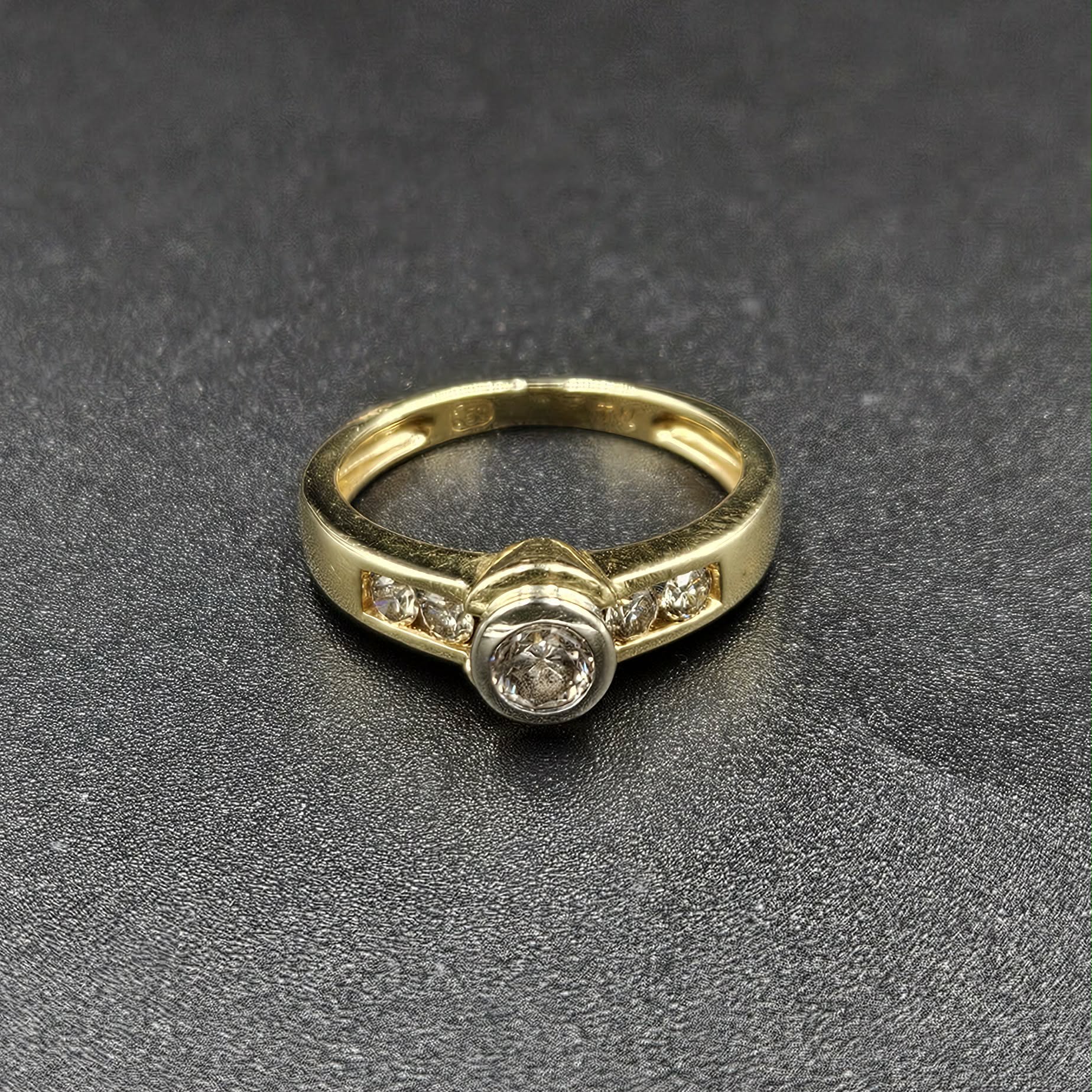 18ct Yellow & White Gold Diamond Ring