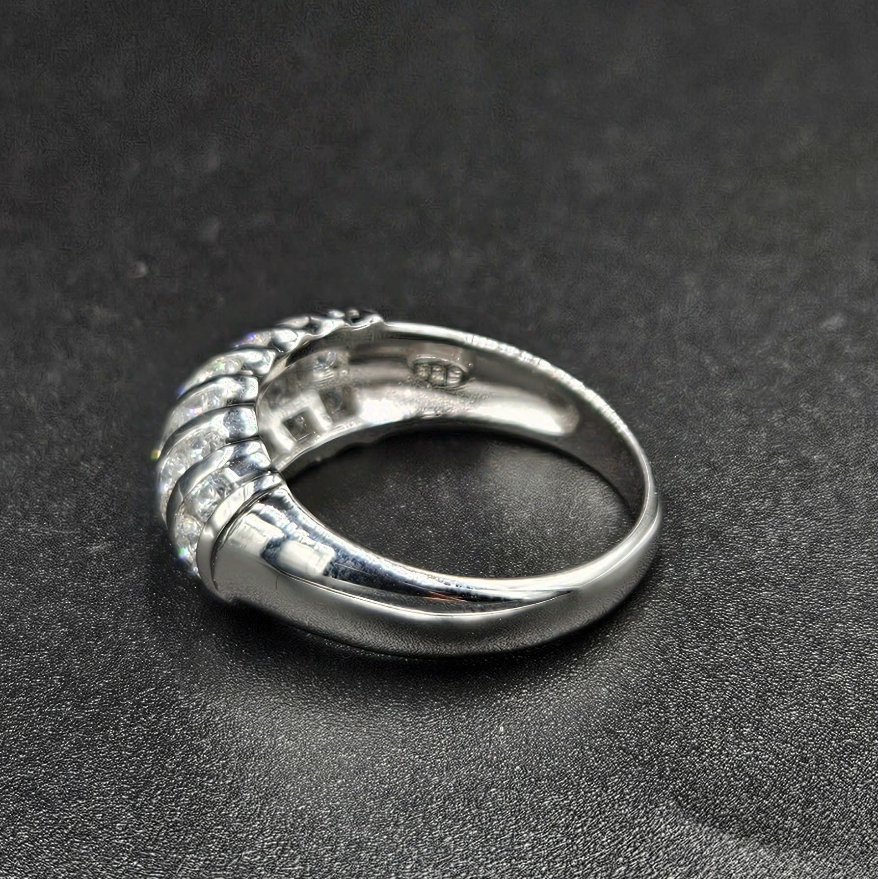 Brand New Cubic Zirconia Ring Size R