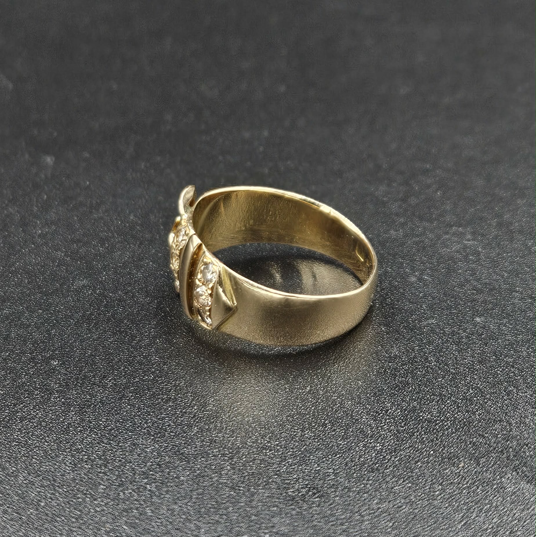 18ct Yellow Gold Diamond Belt Style Ring