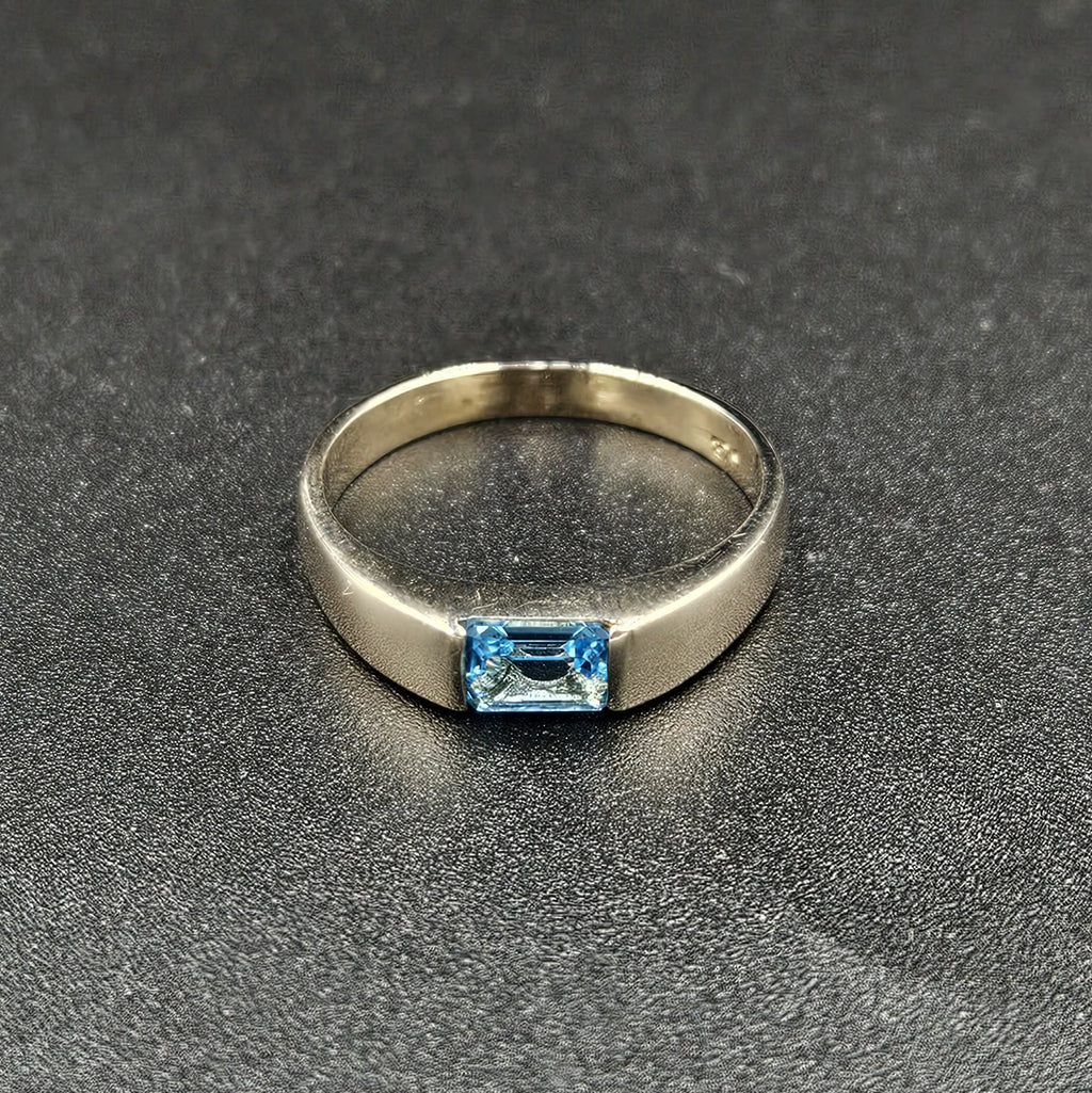9ct White Gold Blue Topaz Ring