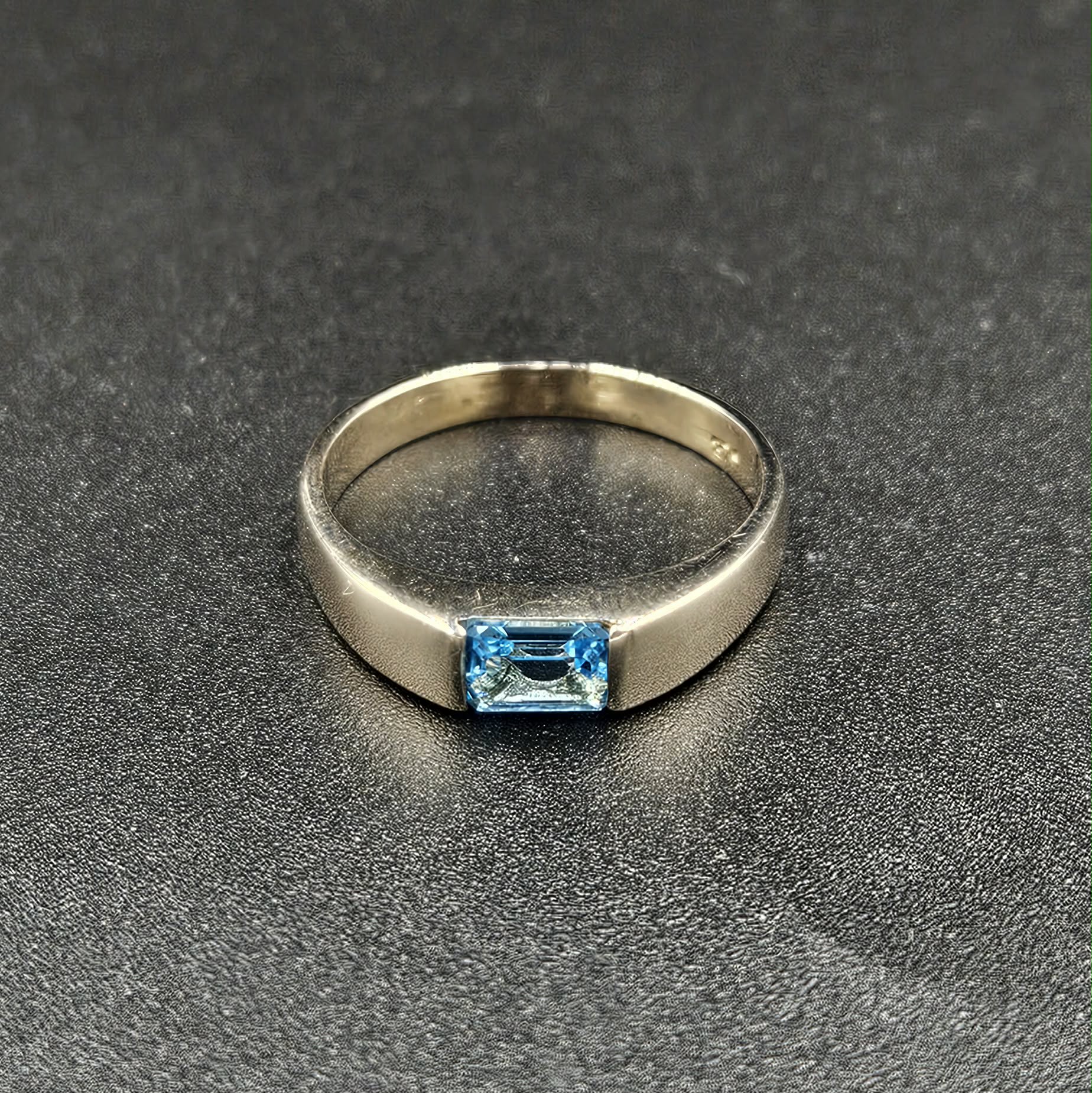 9ct White Gold Blue Topaz Ring