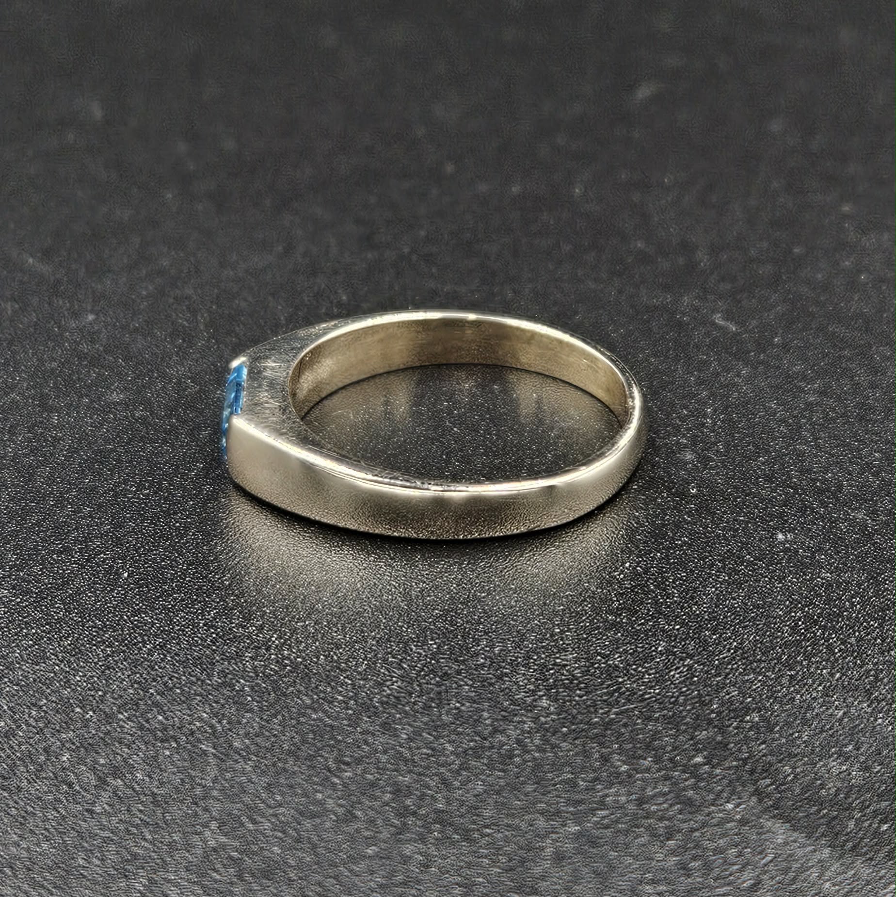 9ct White Gold Blue Topaz Ring
