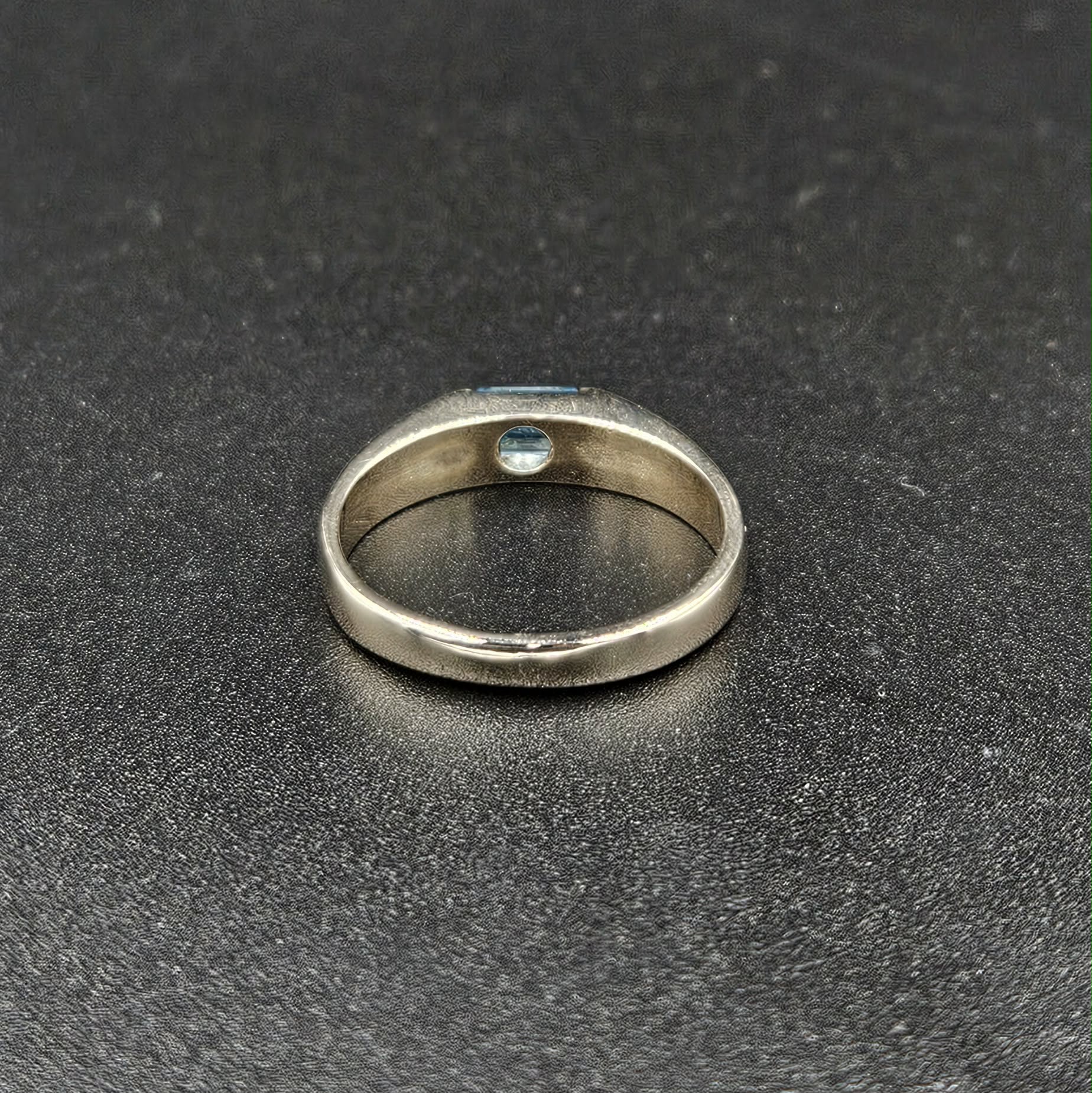 9ct White Gold Blue Topaz Ring