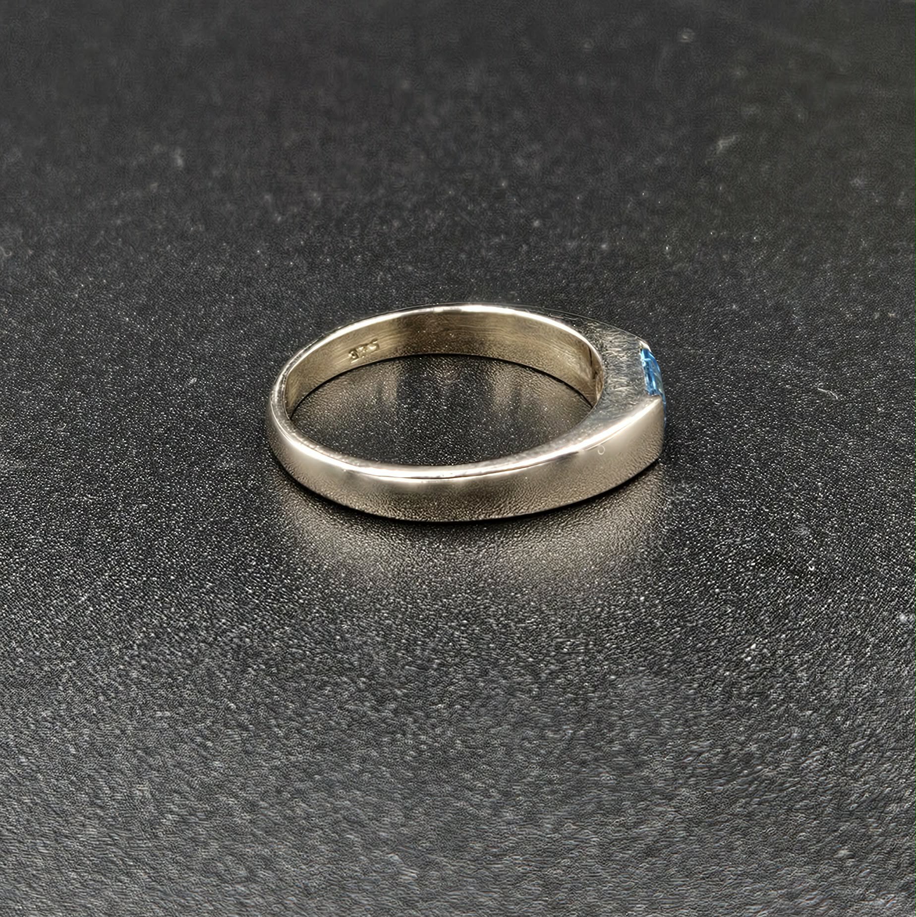 9ct White Gold Blue Topaz Ring