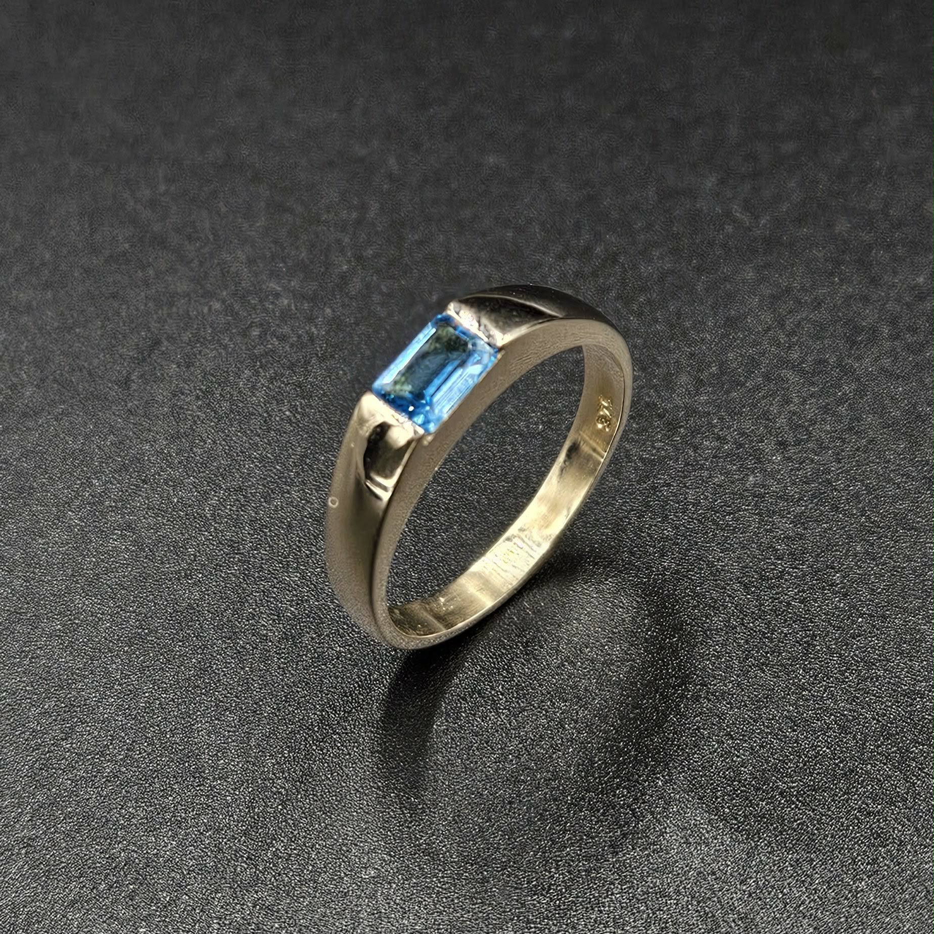 9ct White Gold Blue Topaz Ring