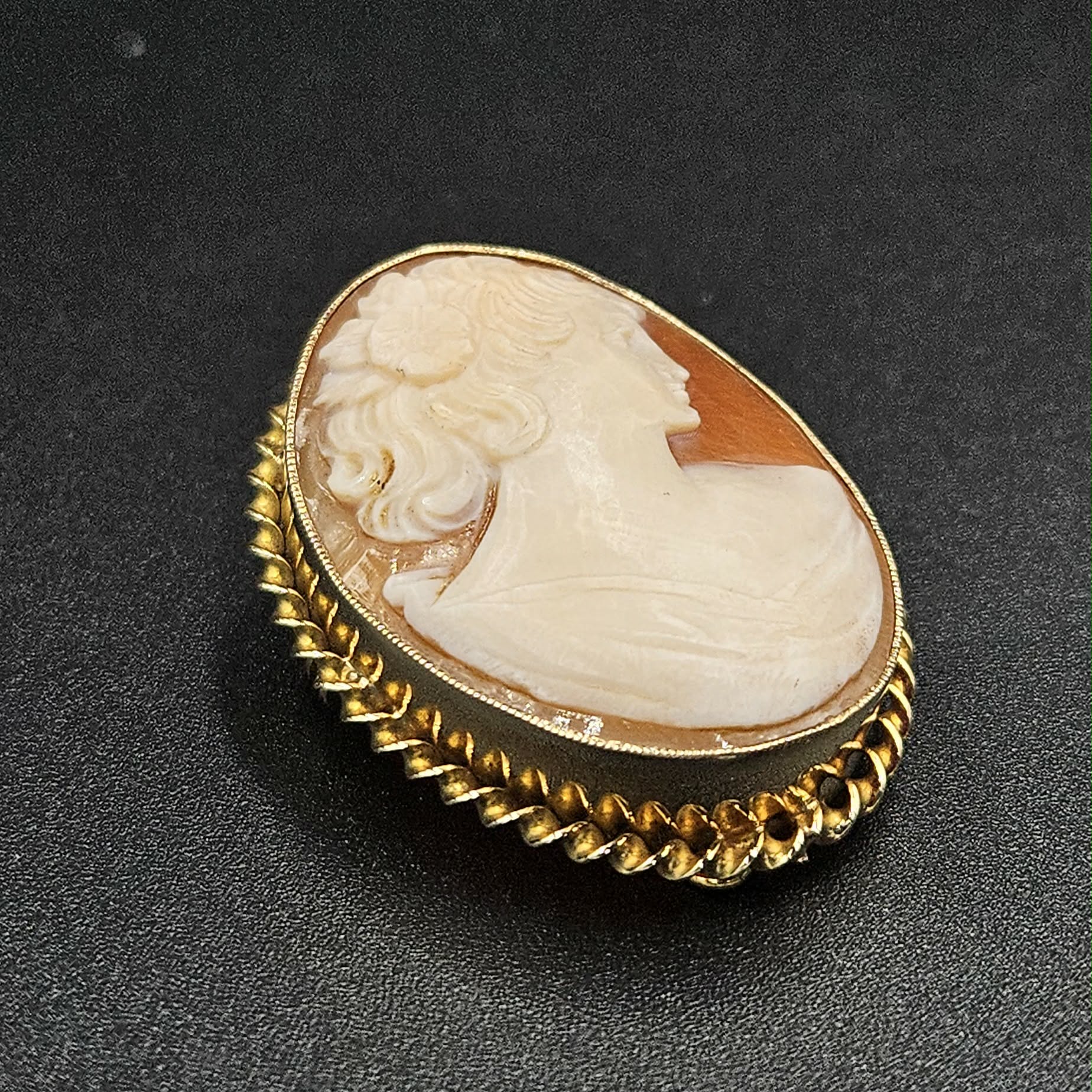 9ct Yellow Gold Cameo Brooch