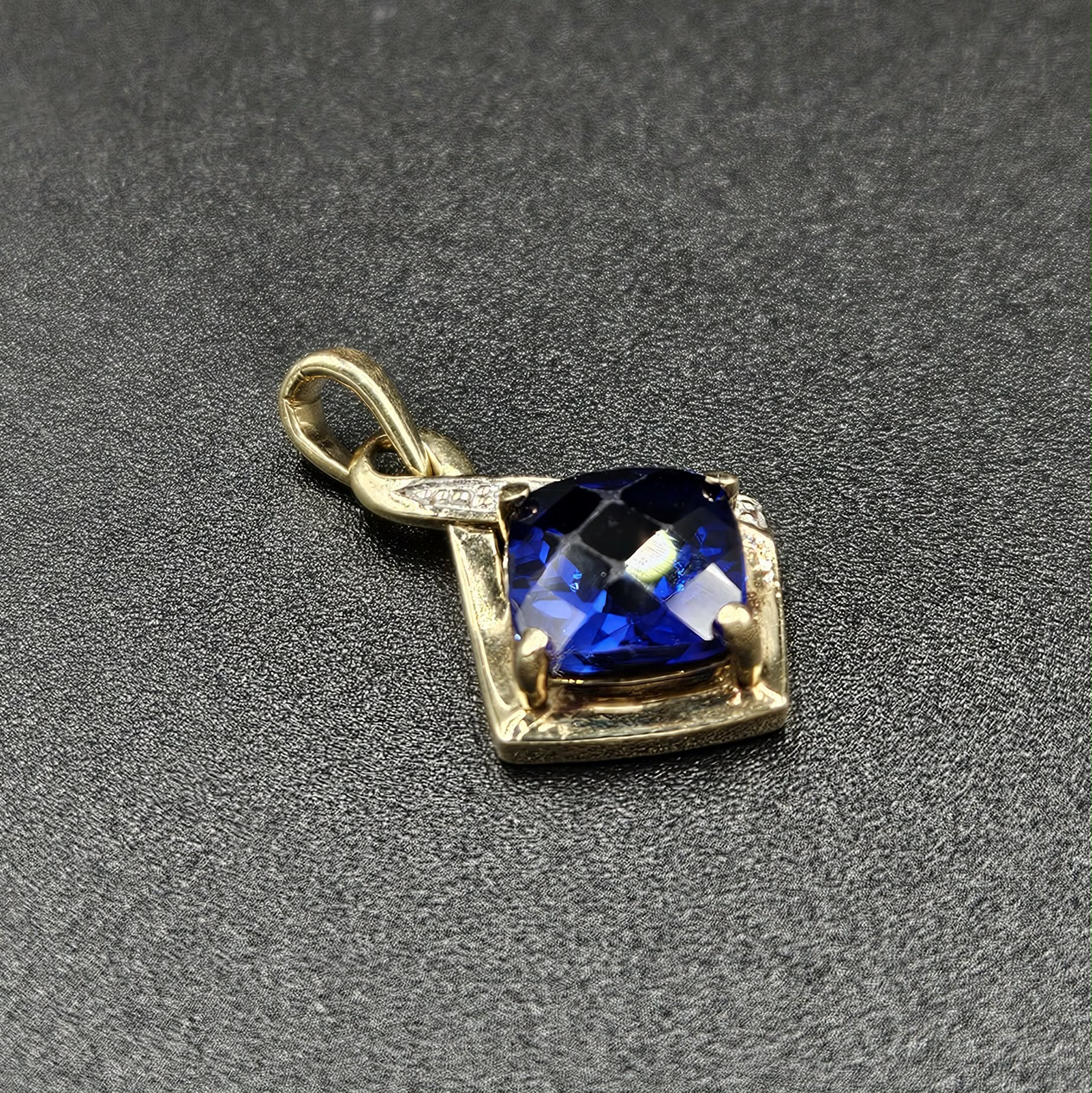 9ct Yellow Gold Diamond & Blue Sapphire Pendant