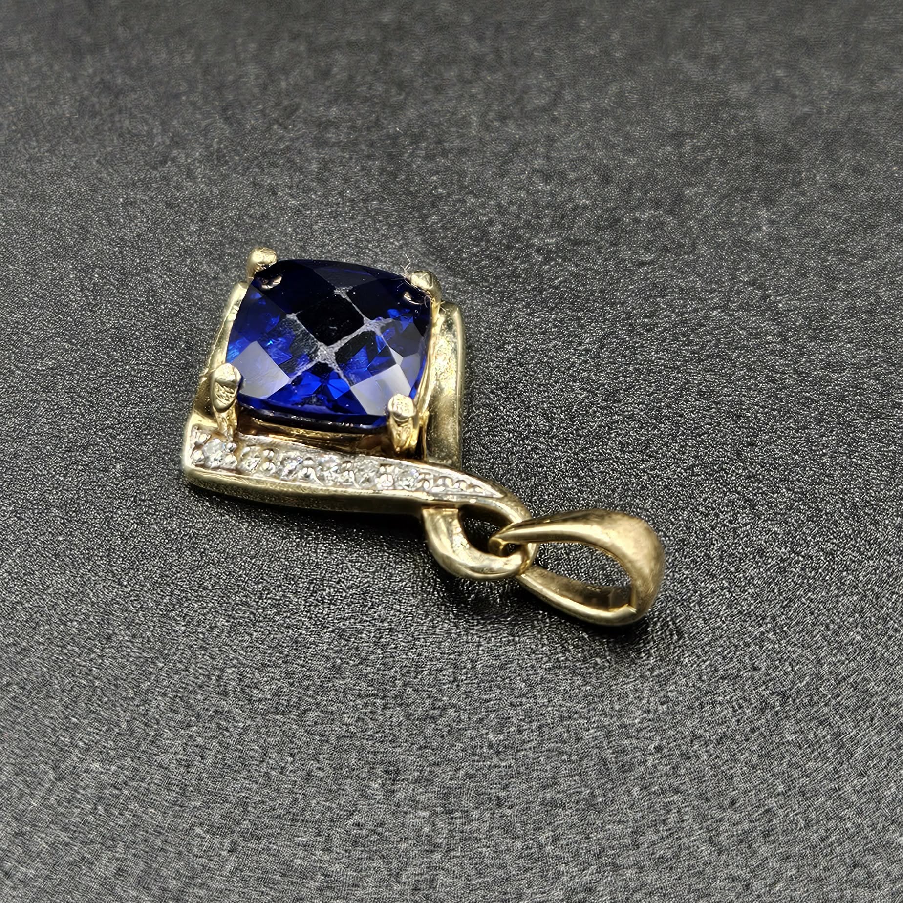 9ct Yellow Gold Diamond & Blue Sapphire Pendant