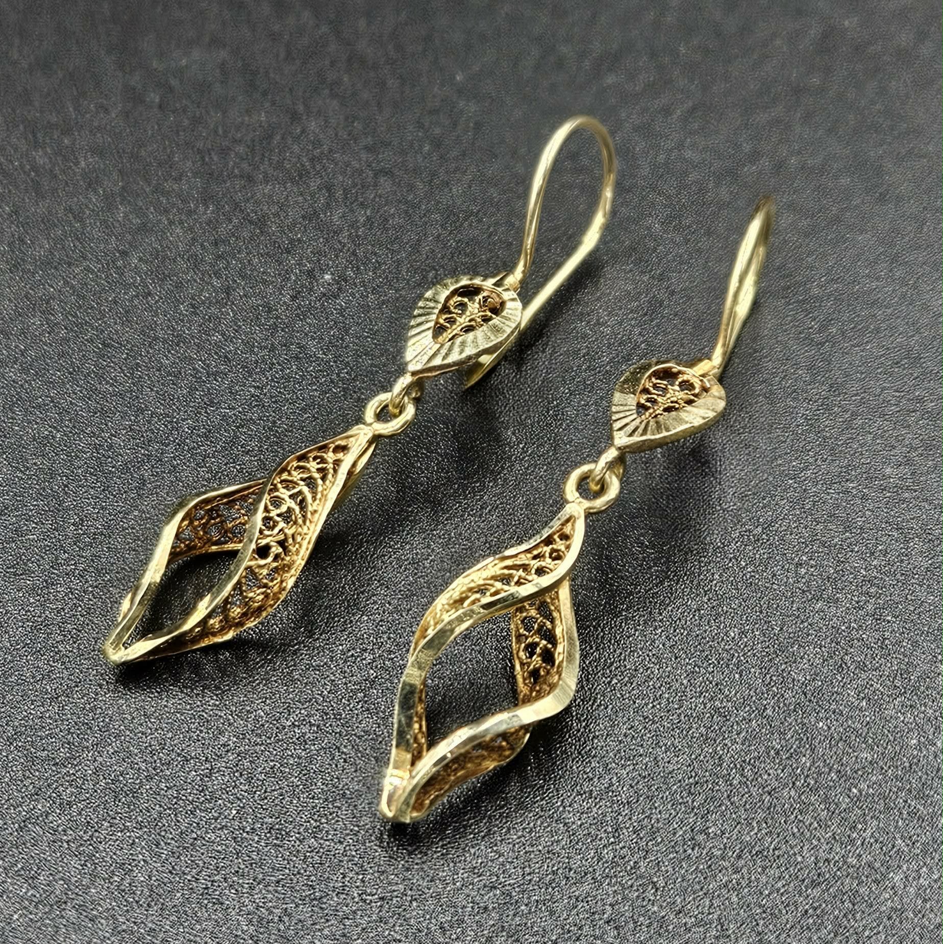 9ct Yellow Gold Dangle earrings