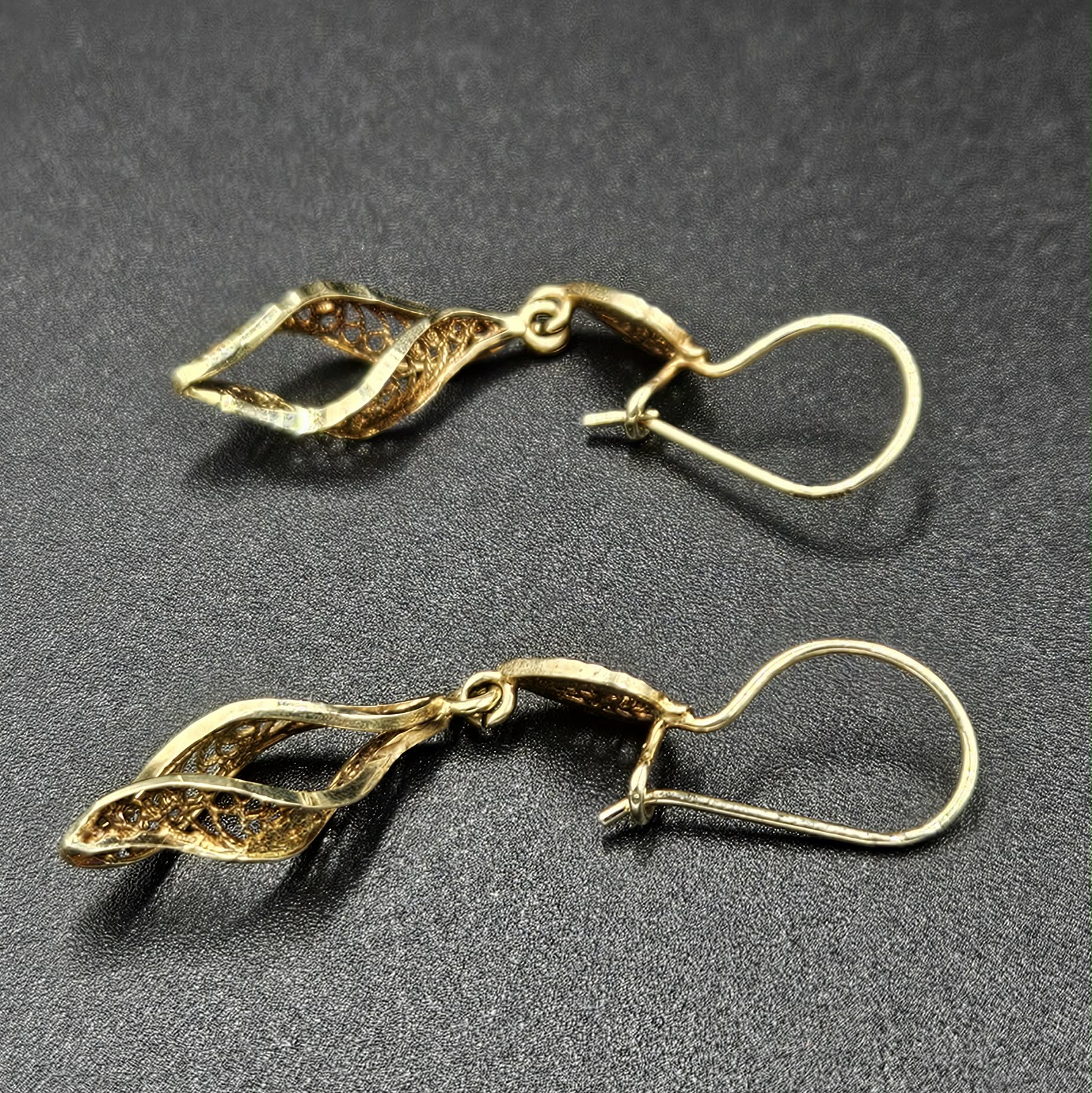 9ct Yellow Gold Dangle earrings