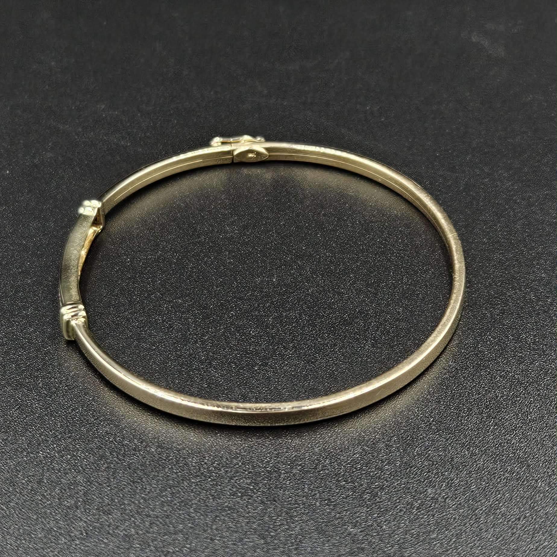 9ct Yellow Gold 10 Diamond Bangle