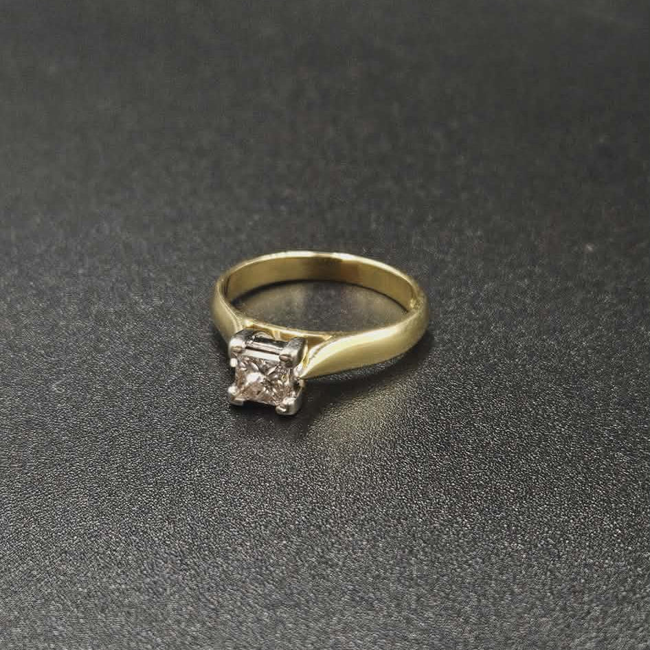 18ct Yellow Gold Diamond Ring