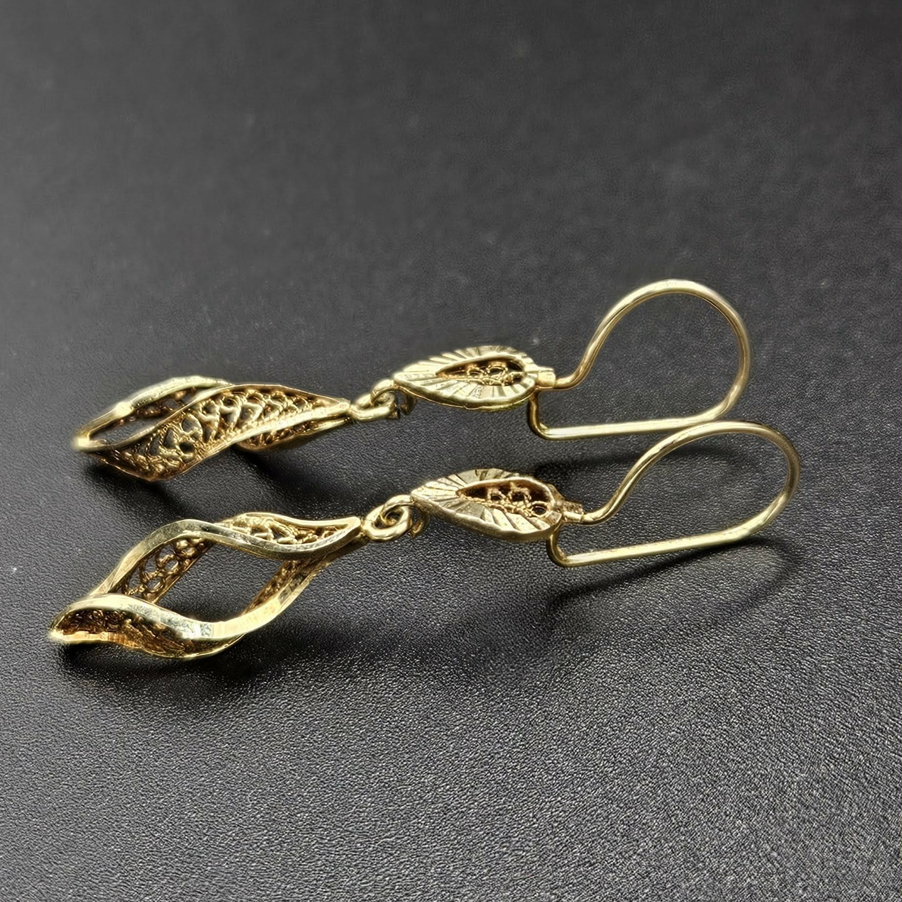 9ct Yellow Gold Dangle earrings