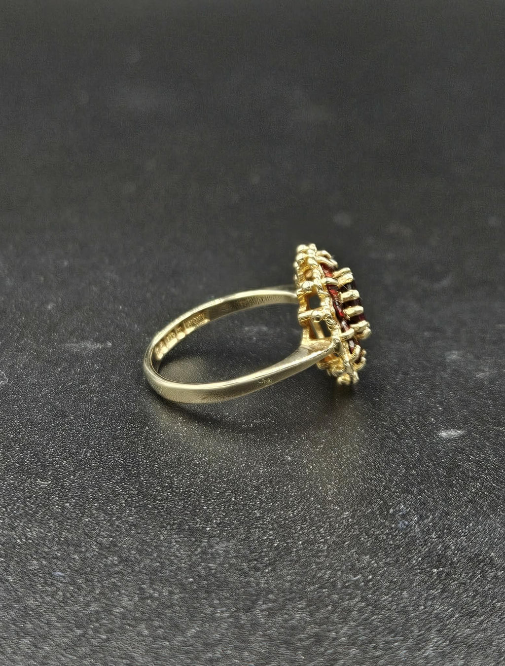 9ct Yellow Gold Garnet Ring