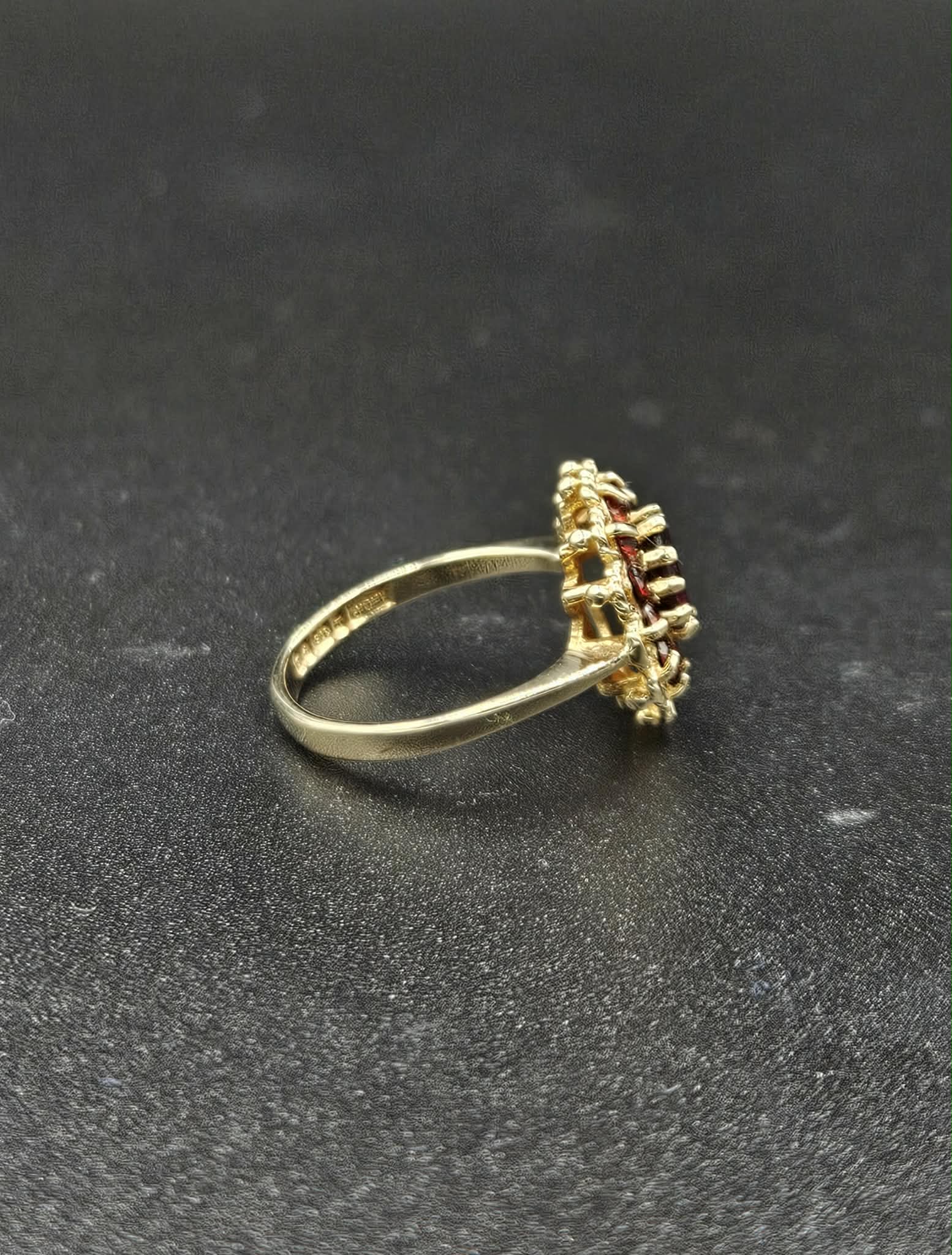 9ct Yellow Gold Garnet Ring