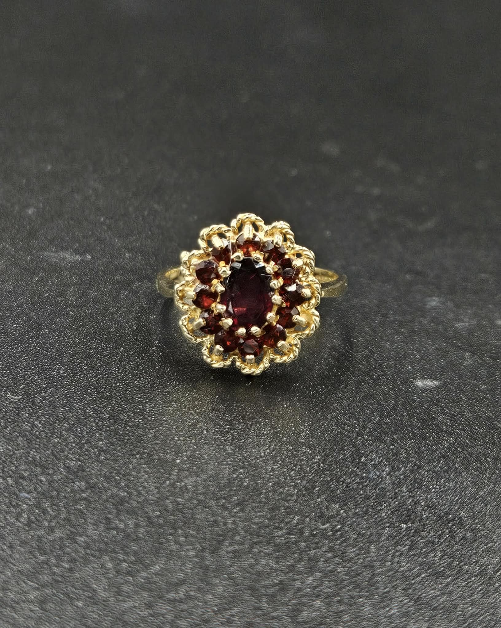 9ct Yellow Gold Garnet Ring