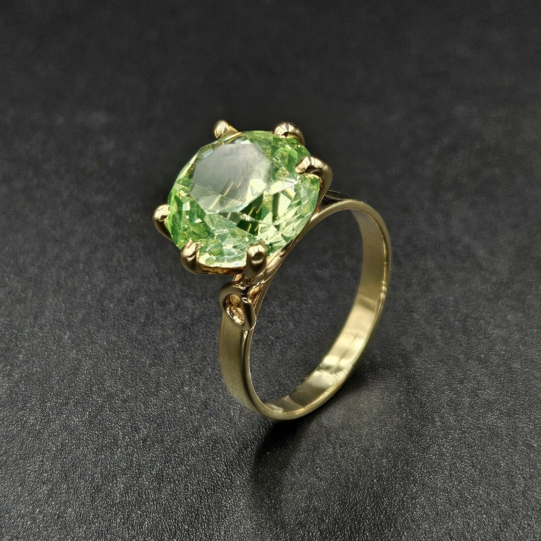 9ct Yellow Gold Green Stone