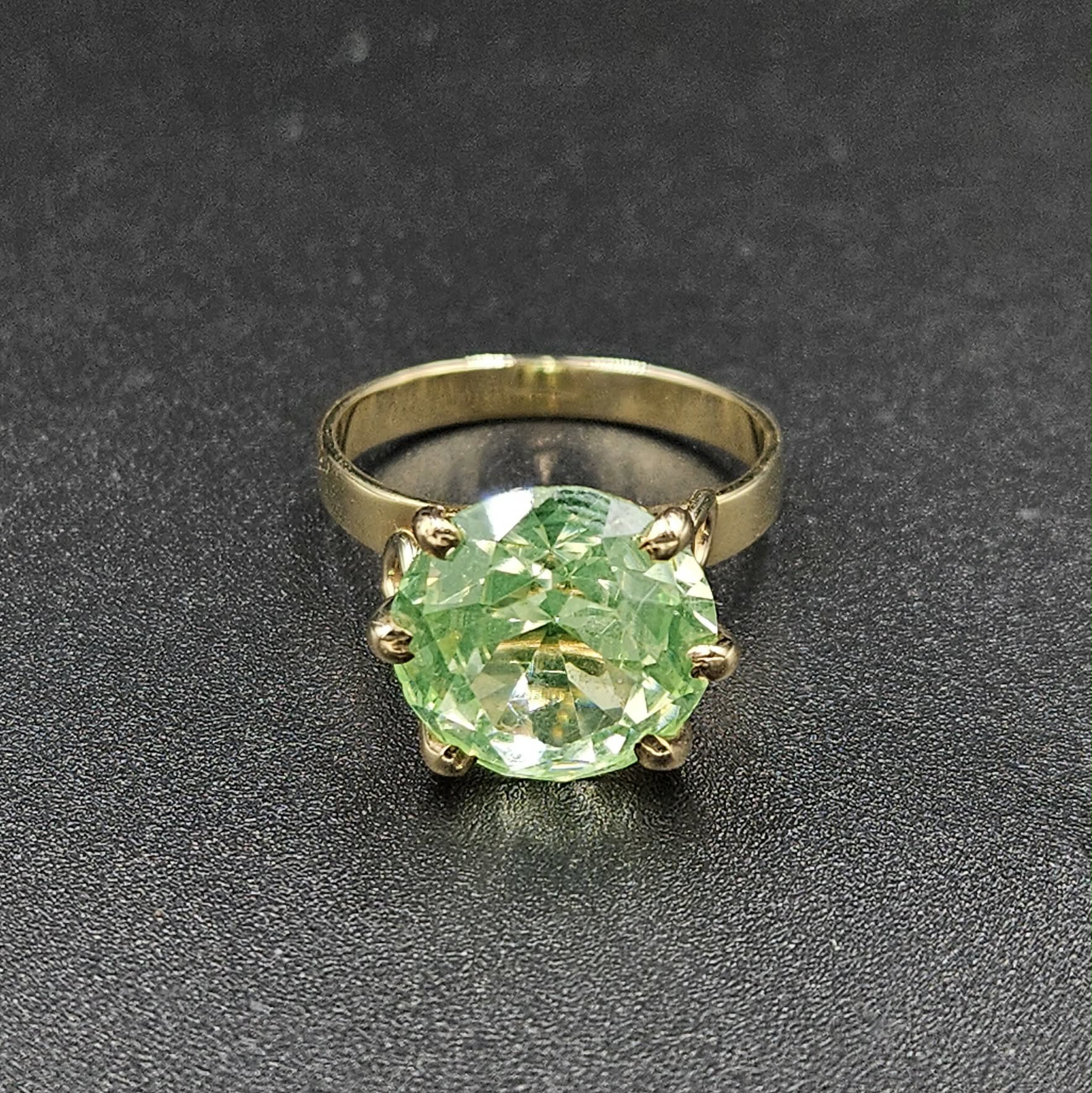 9ct Yellow Gold Green Stone