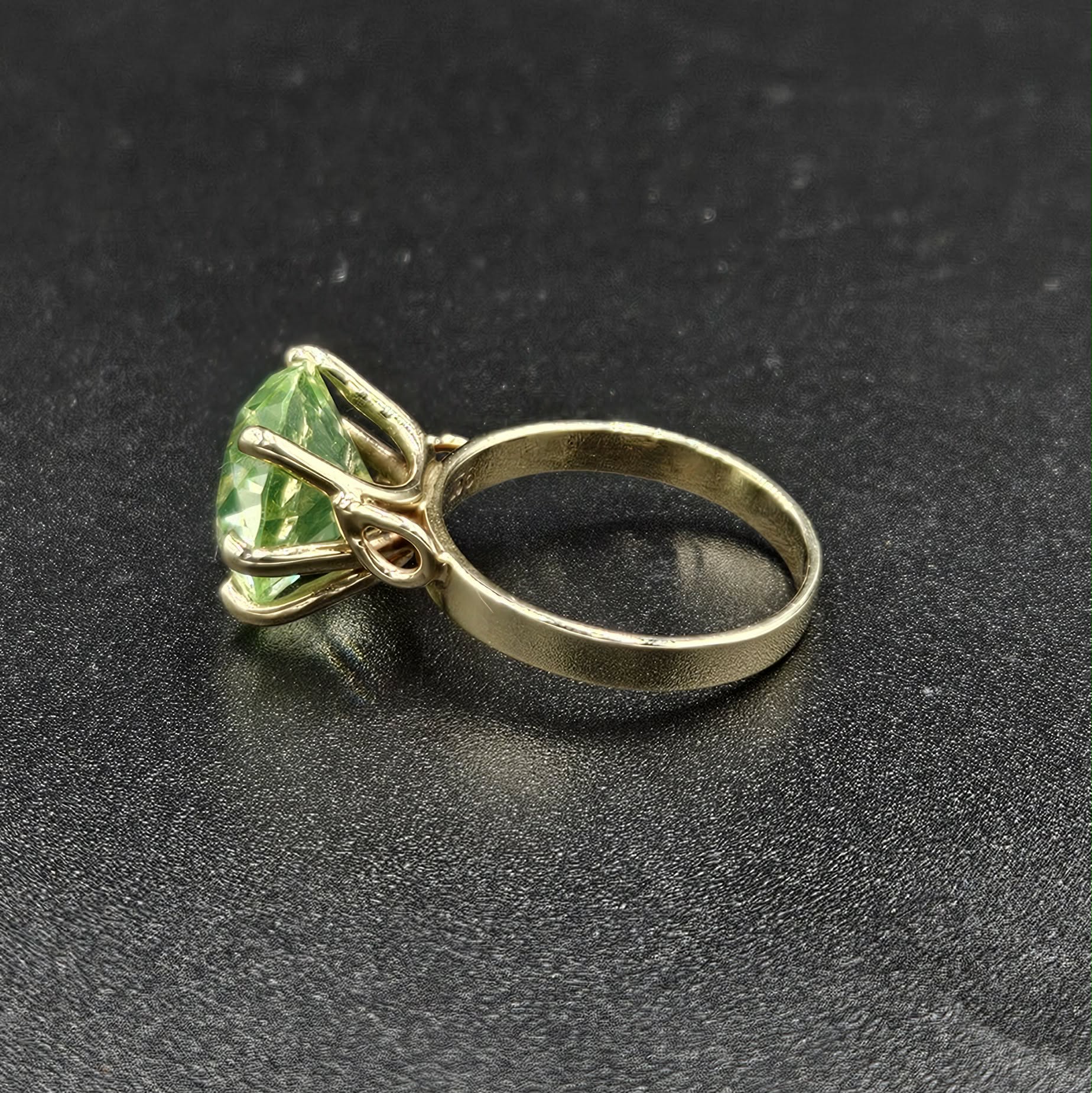 9ct Yellow Gold Green Stone