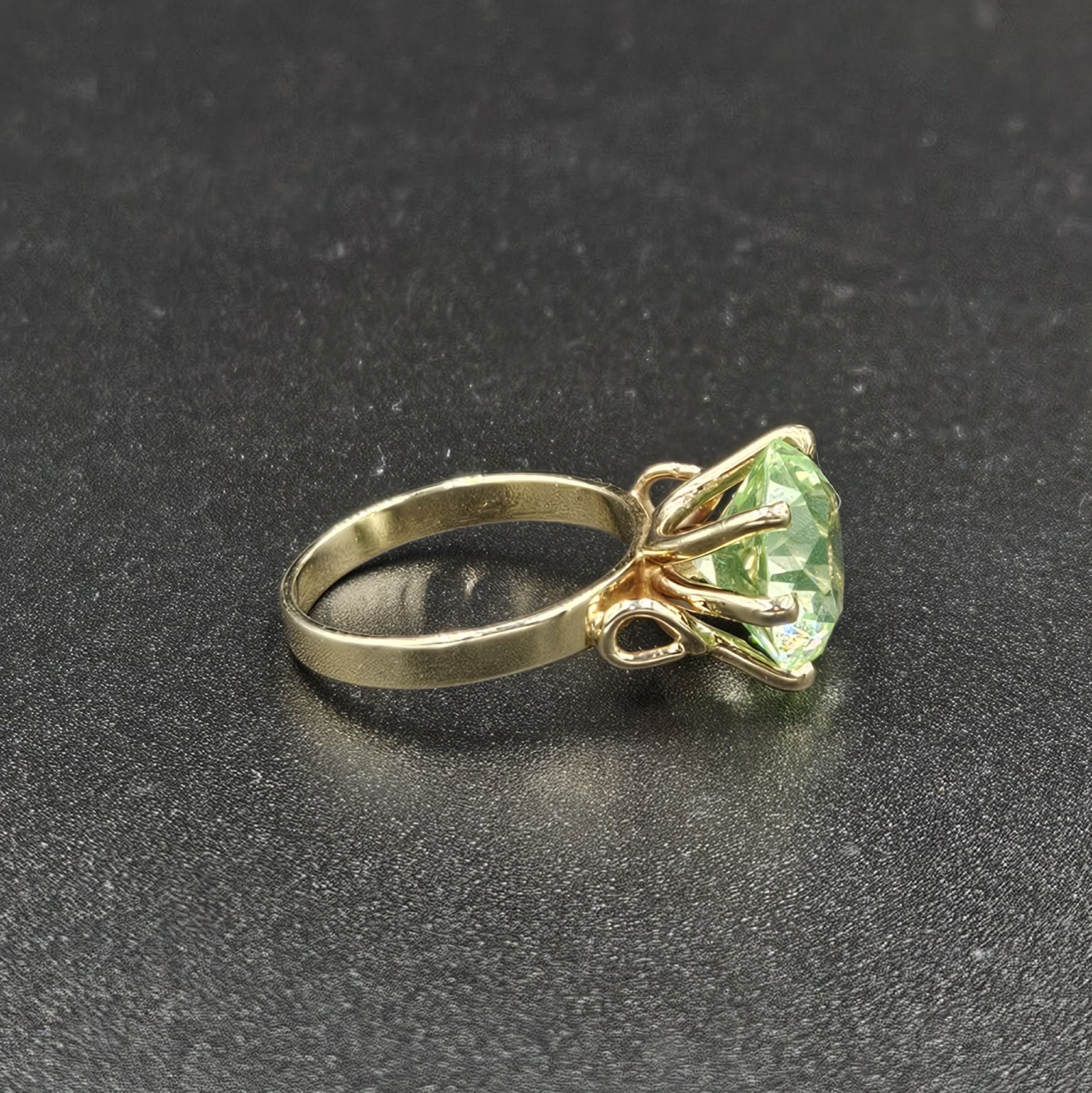 9ct Yellow Gold Green Stone