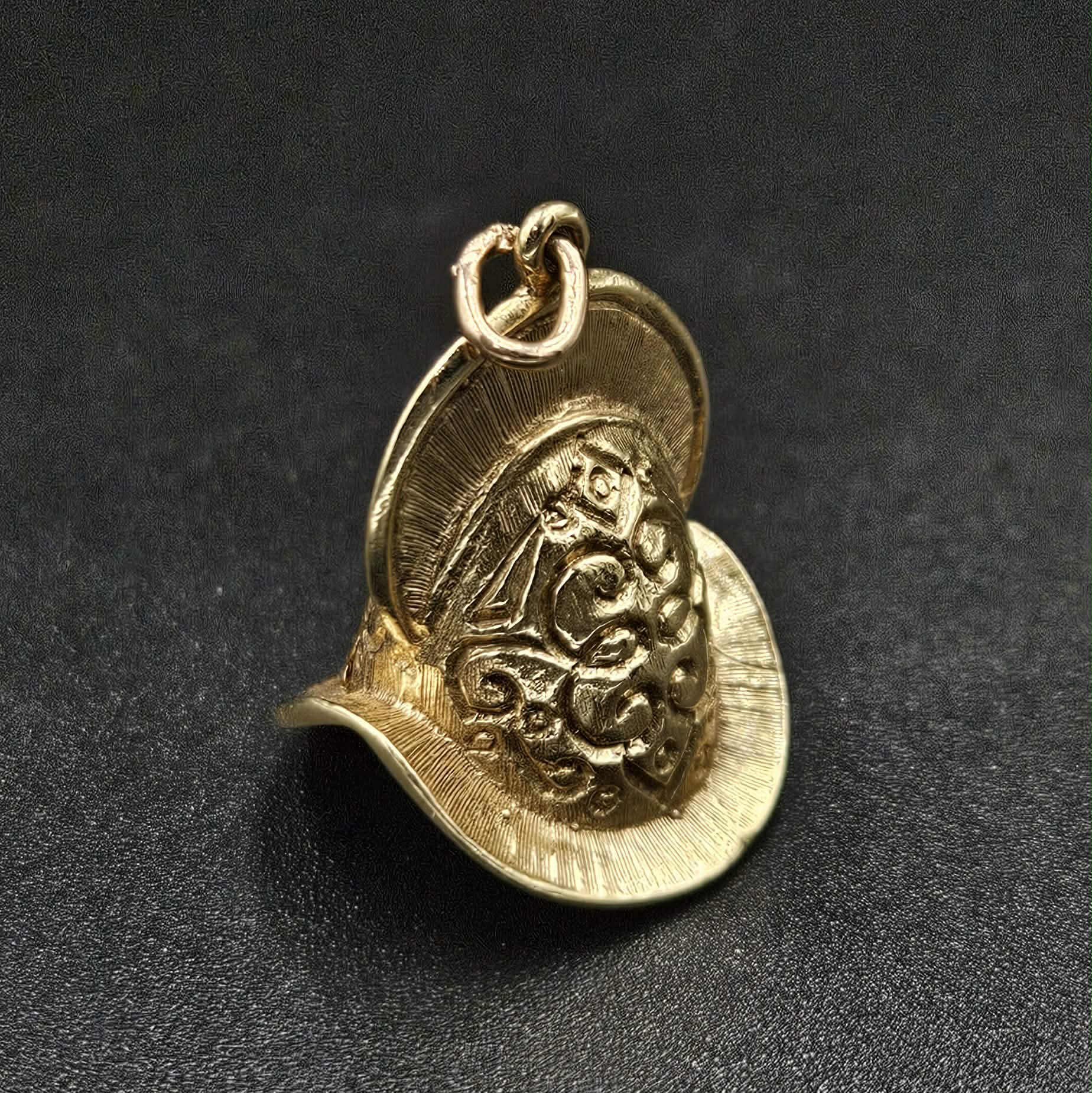 375 9ct Yellow Gold Vintage Hat Pendant / Charm