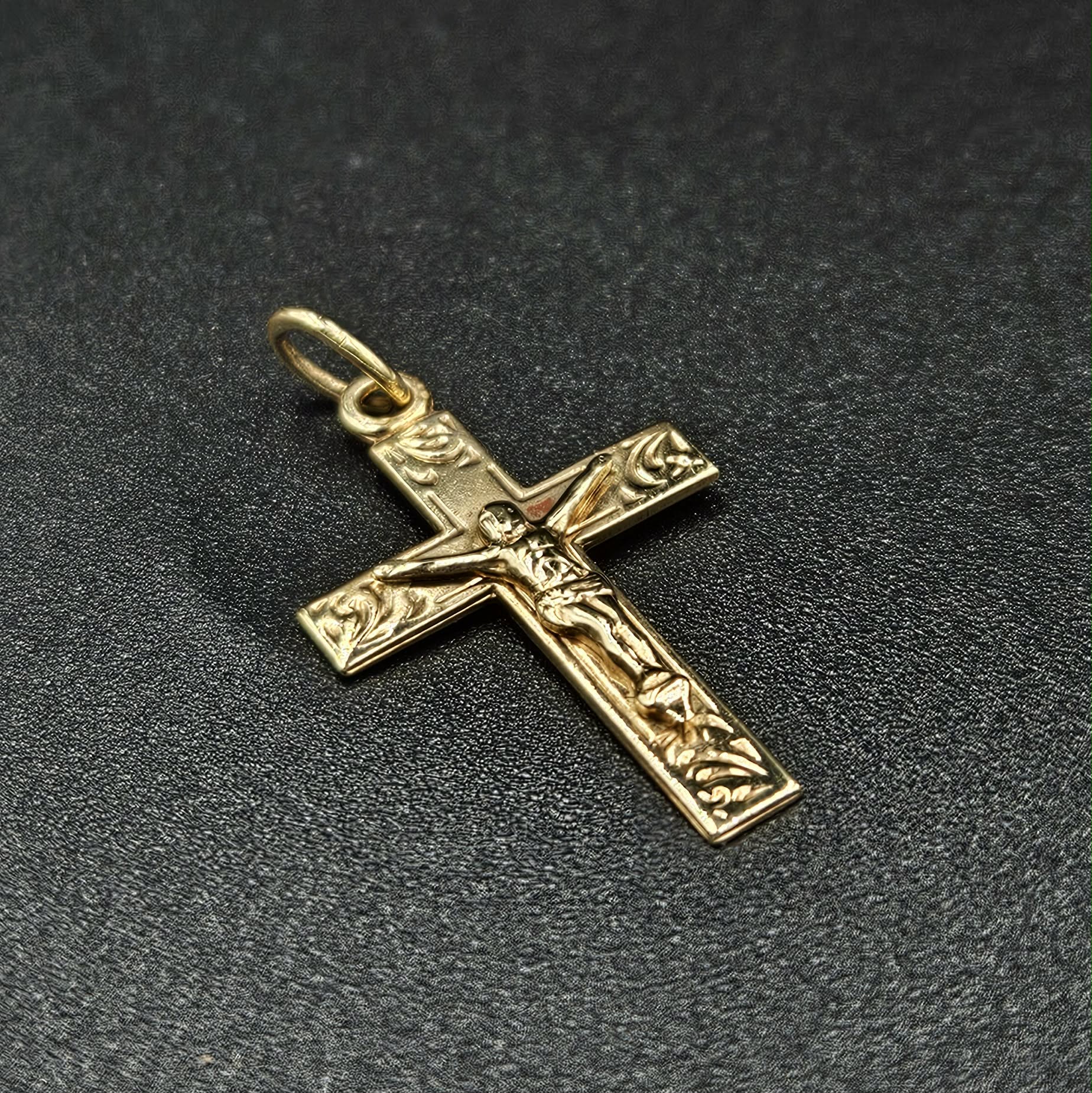 9ct Yellow Gold Cross Pendant