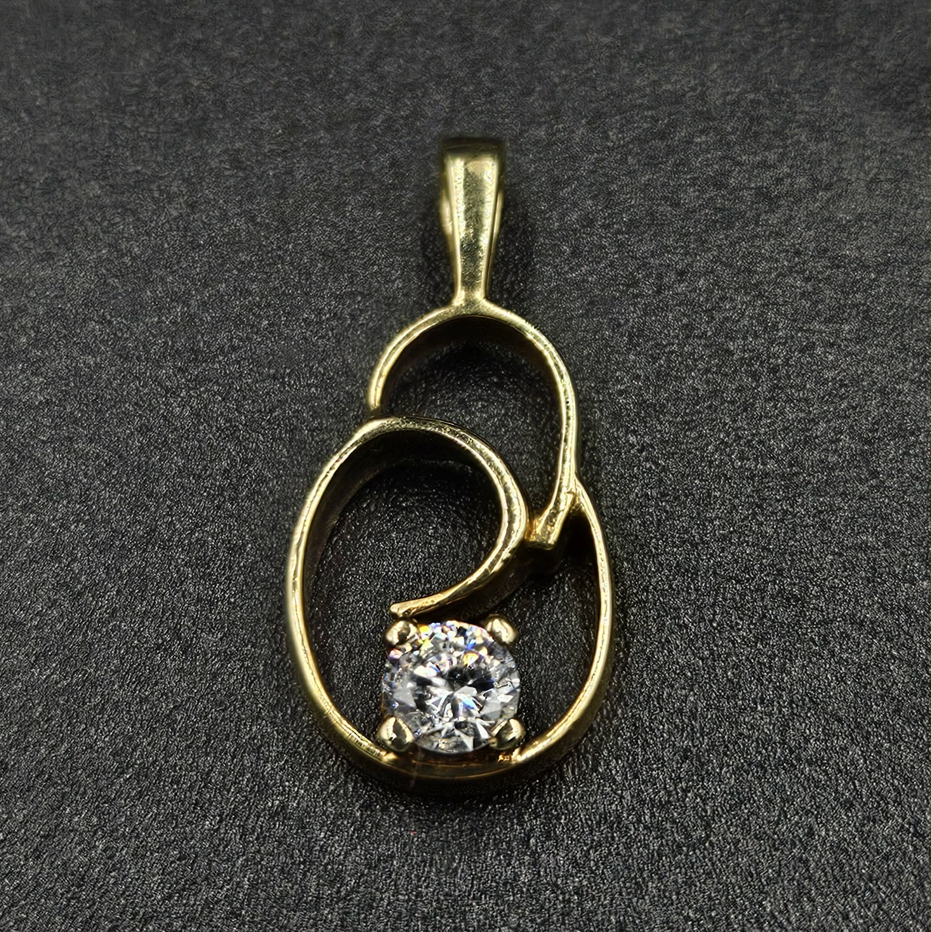 9ct Yellow Gold Cubic Zirconia Pendant