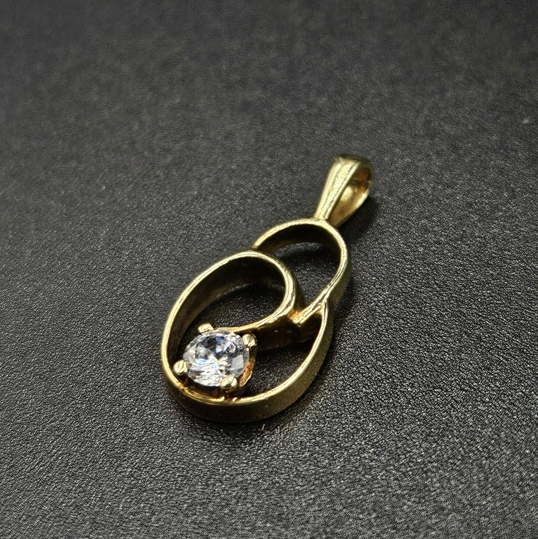 9ct Yellow Gold Cubic Zirconia Pendant