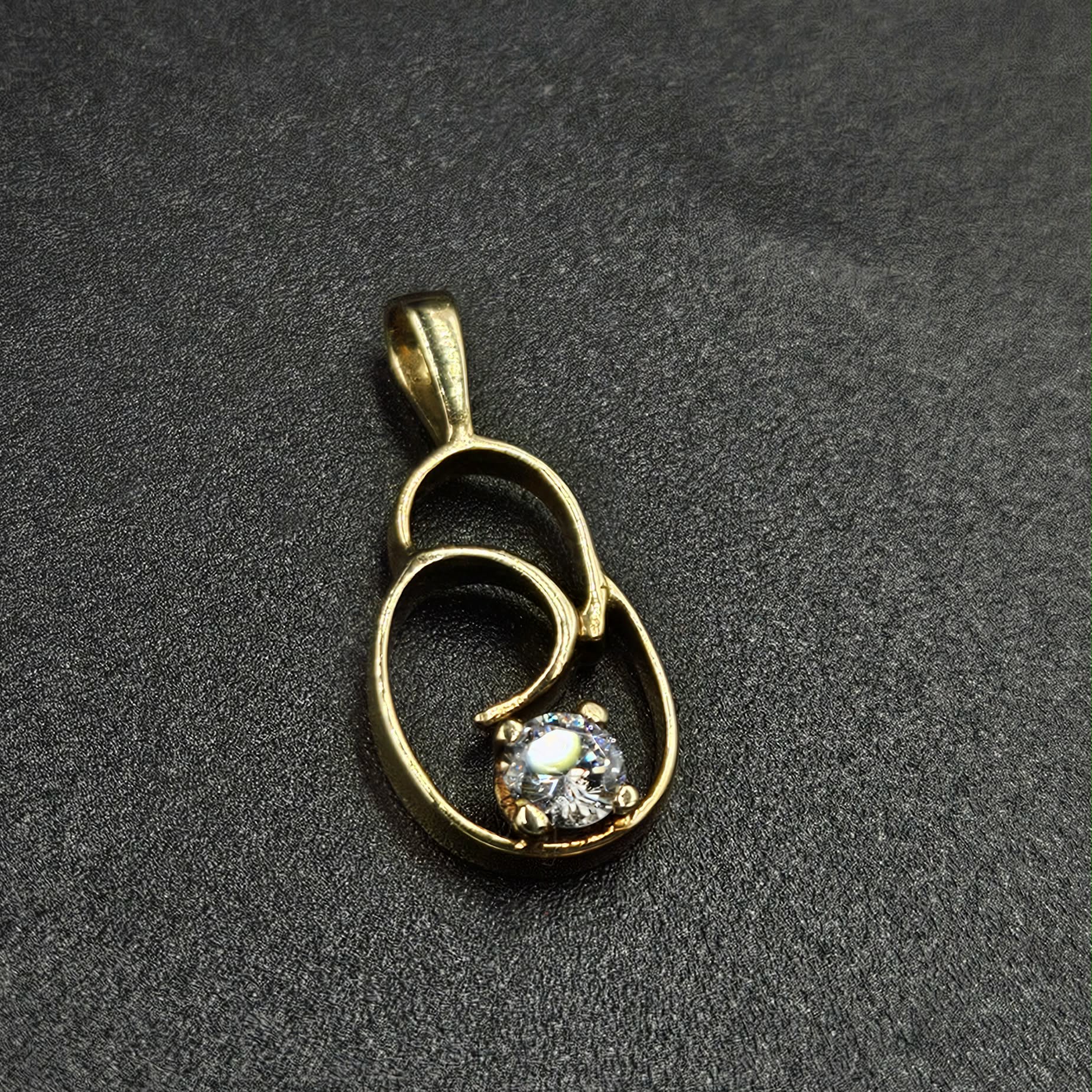 9ct Yellow Gold Cubic Zirconia Pendant