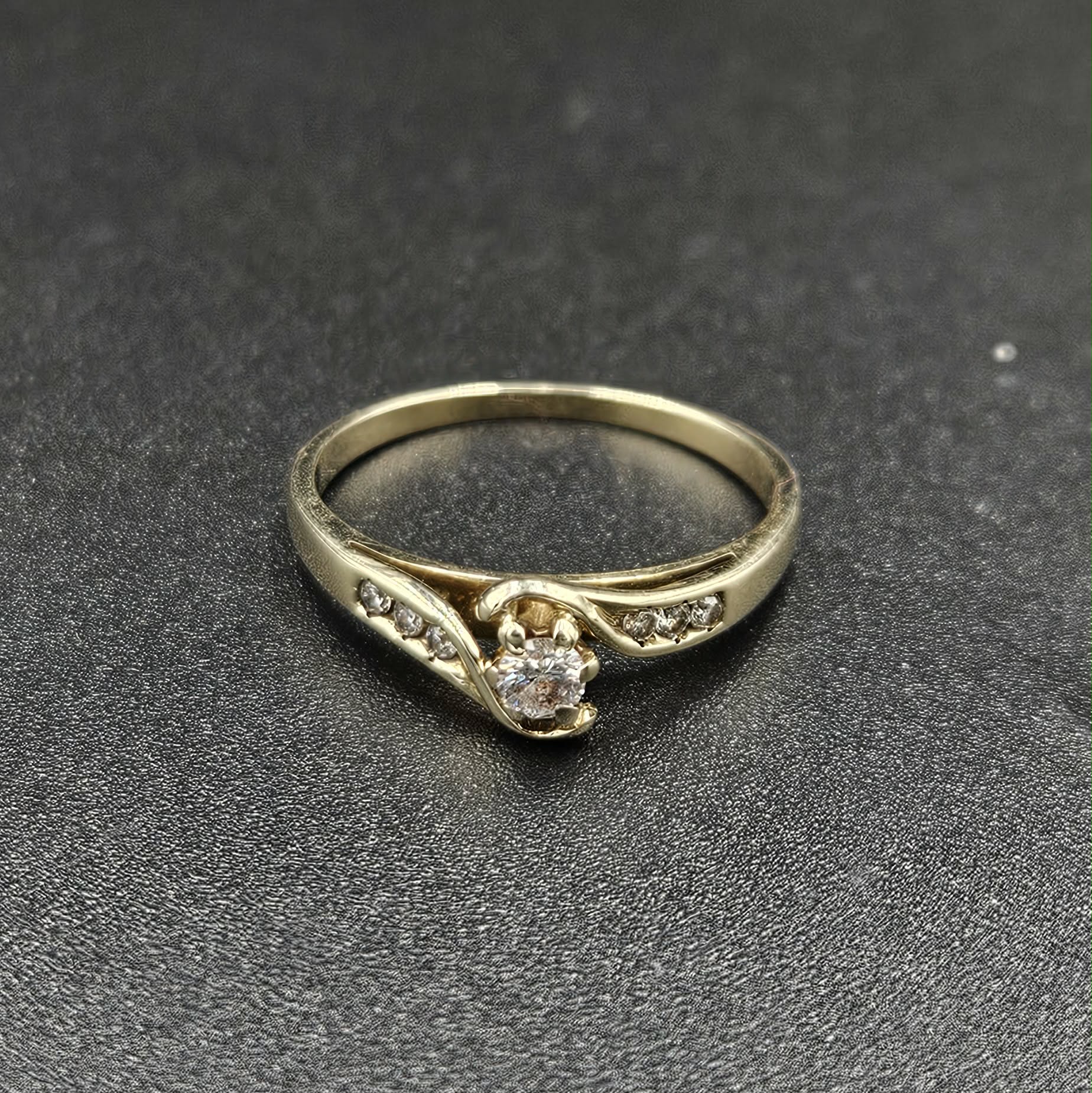 9ct Yellow Gold Diamond Ring