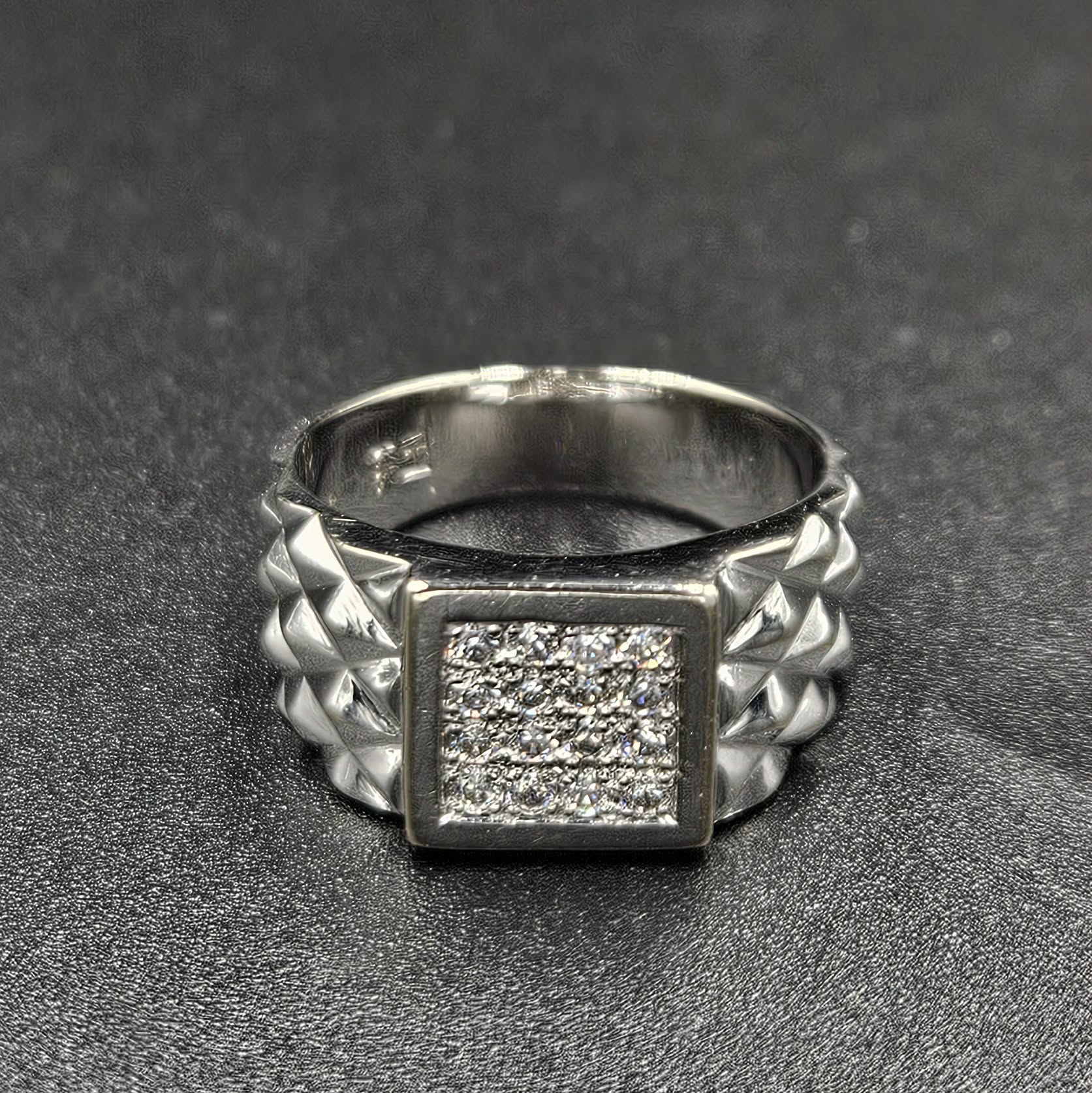 18ct White Gold 16 Diamond Ring