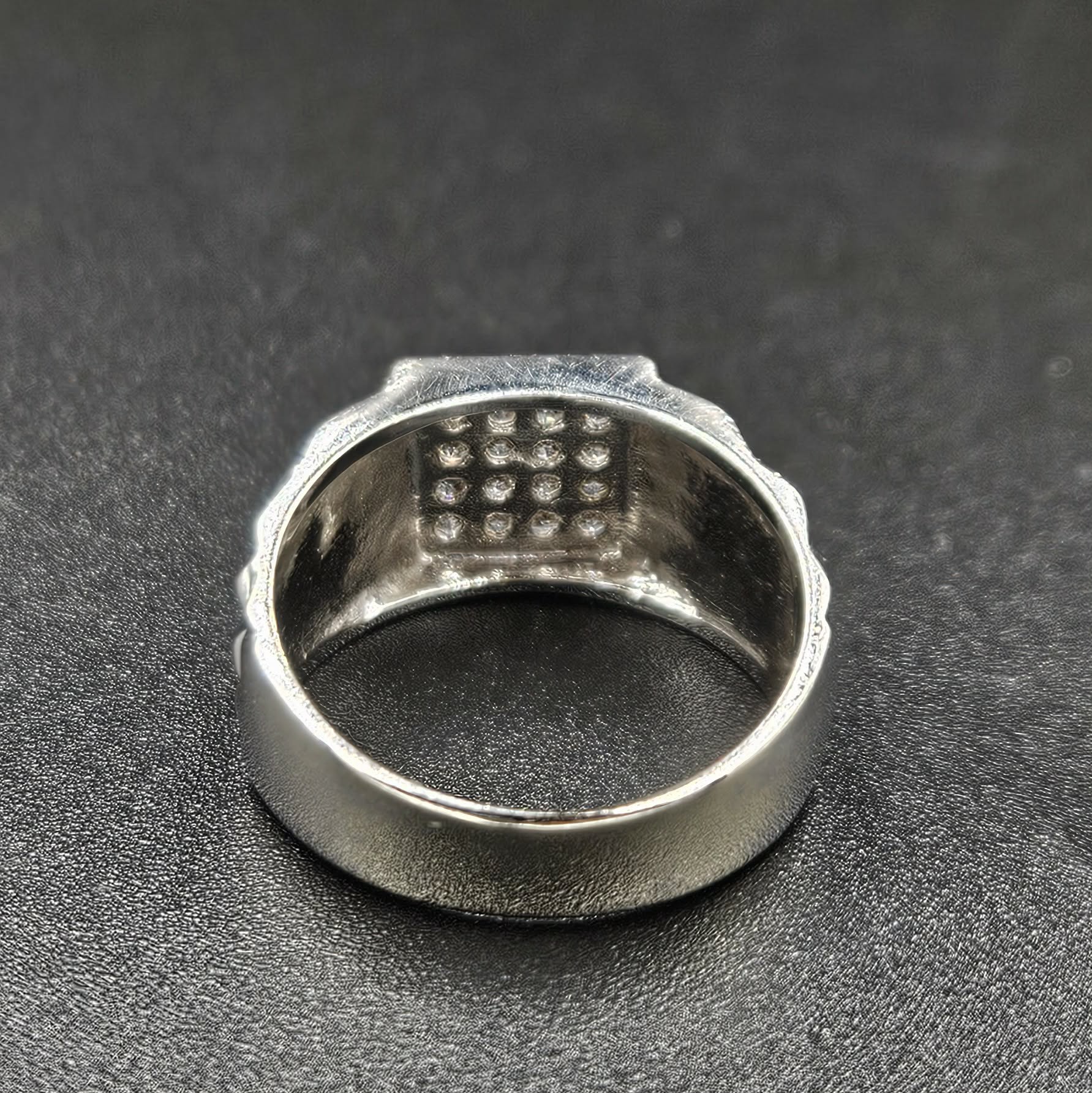 18ct White Gold 16 Diamond Ring
