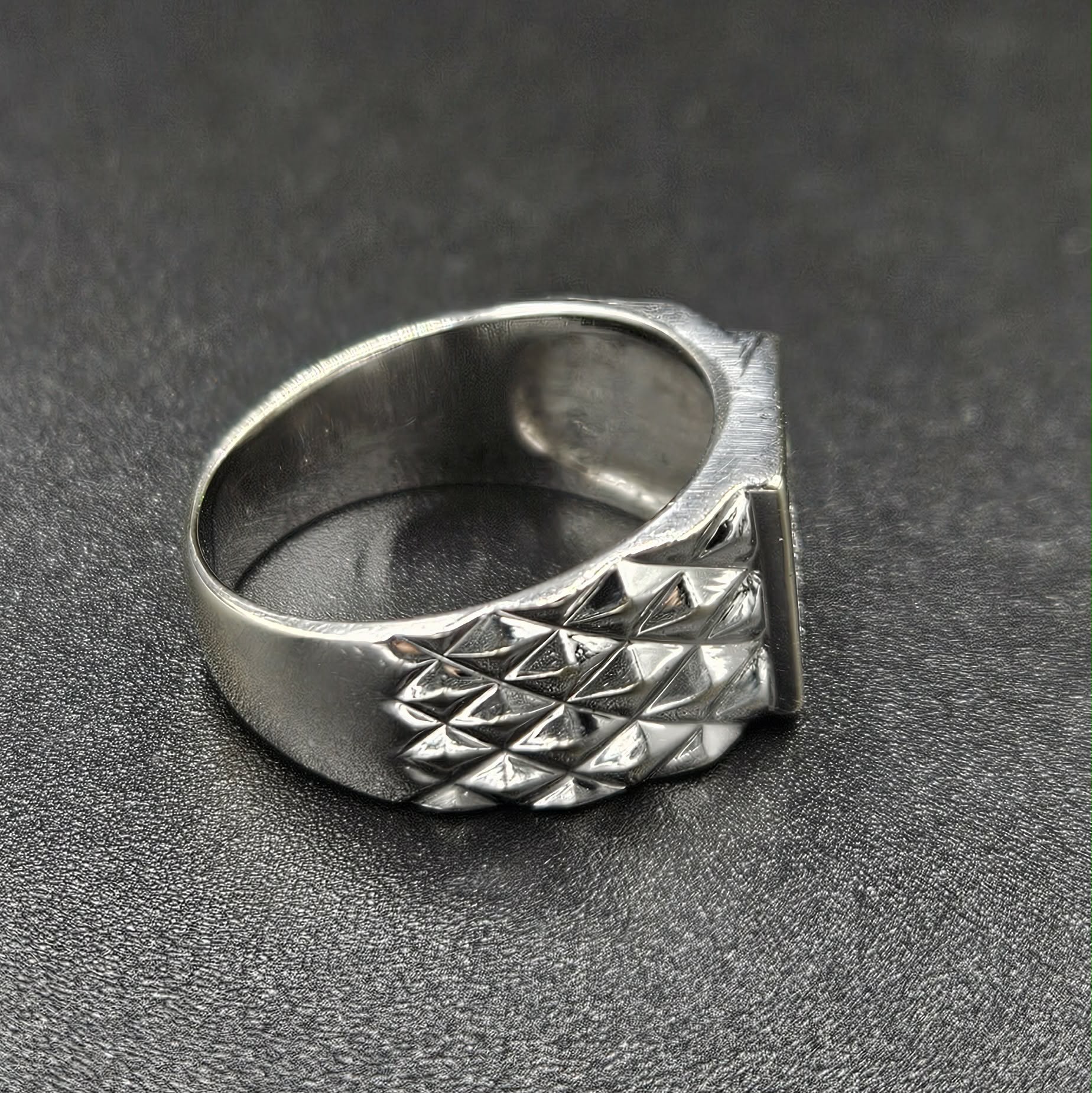 18ct White Gold 16 Diamond Ring