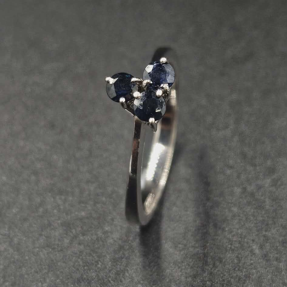 18ct White gold Sapphire Ring