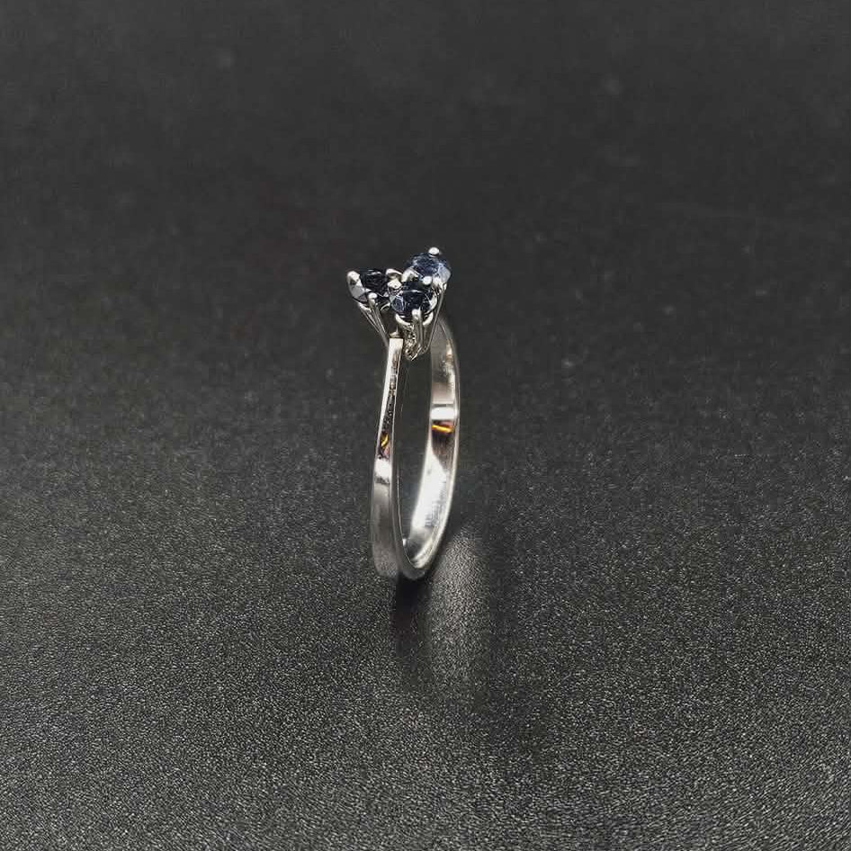 18ct White gold Sapphire Ring