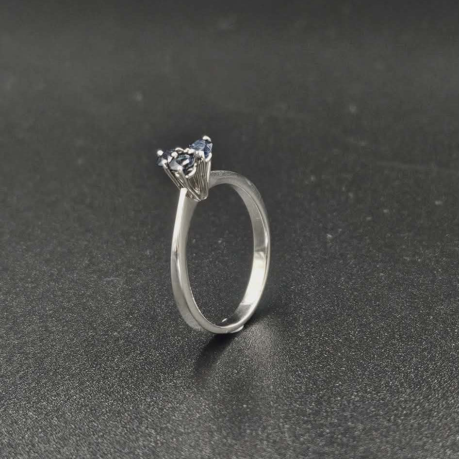 18ct White gold Sapphire Ring