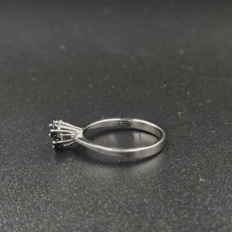 18ct White gold Sapphire Ring