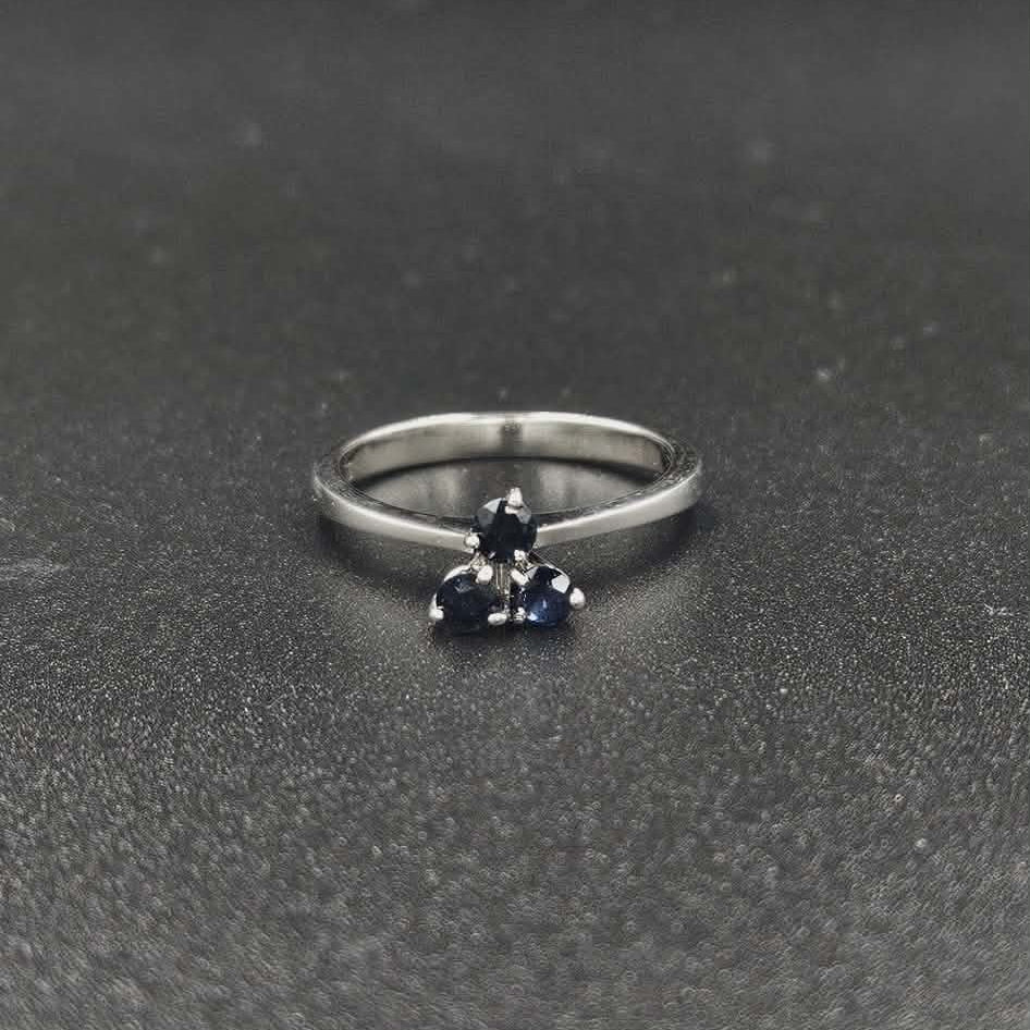 18ct White gold Sapphire Ring