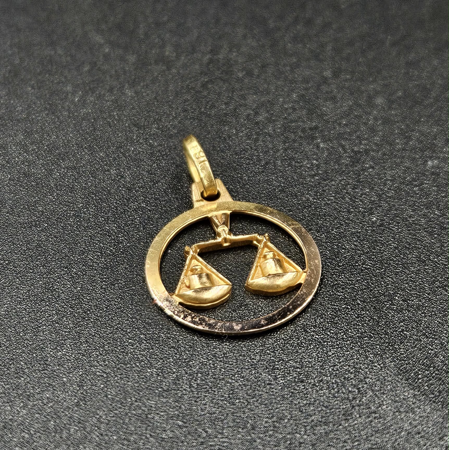 9ct Yellow Gold Scale Style Pendant