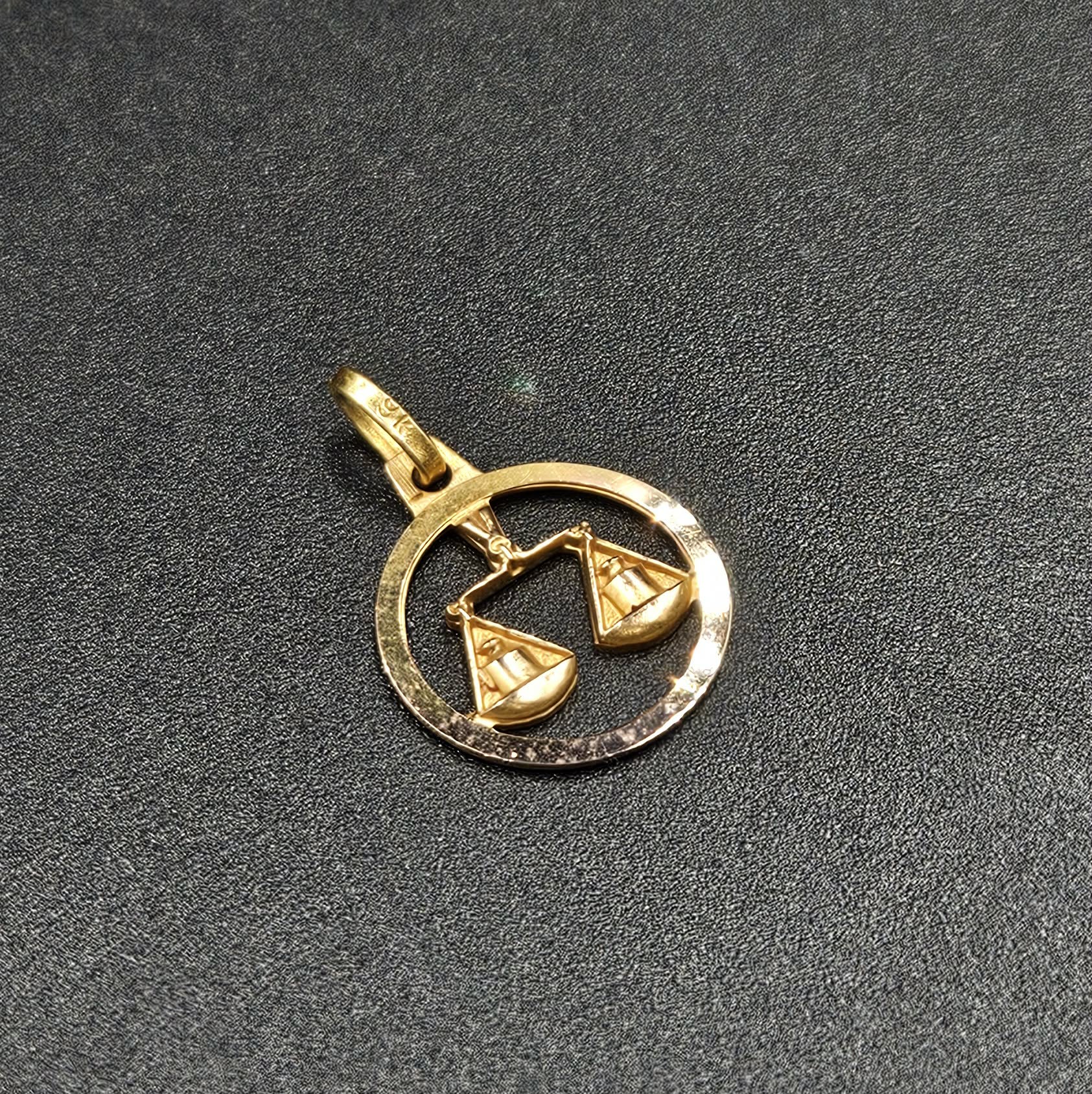 9ct Yellow Gold Scale Style Pendant