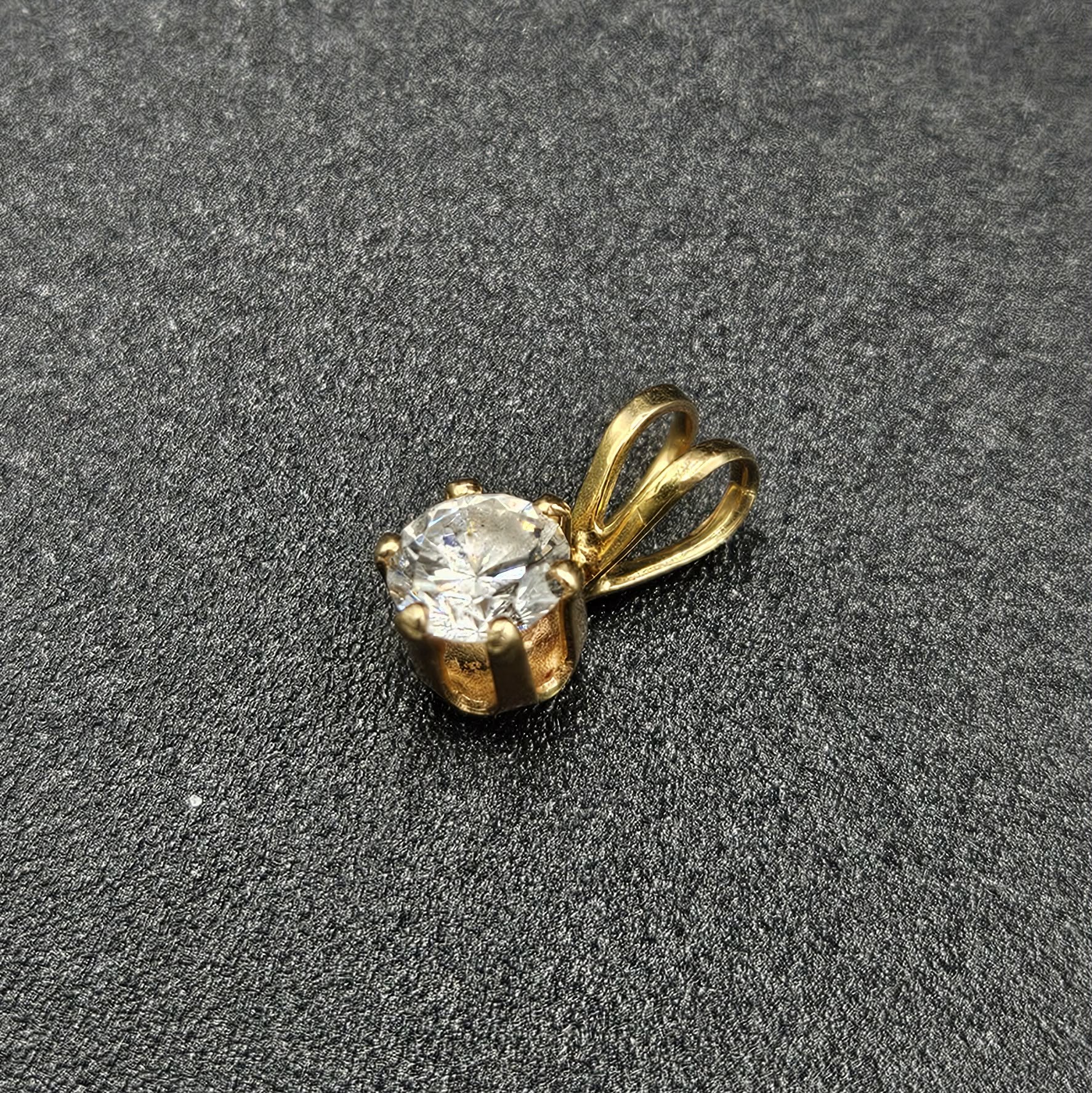 9ct Yellow Gold Cubic Zirconia Pendant