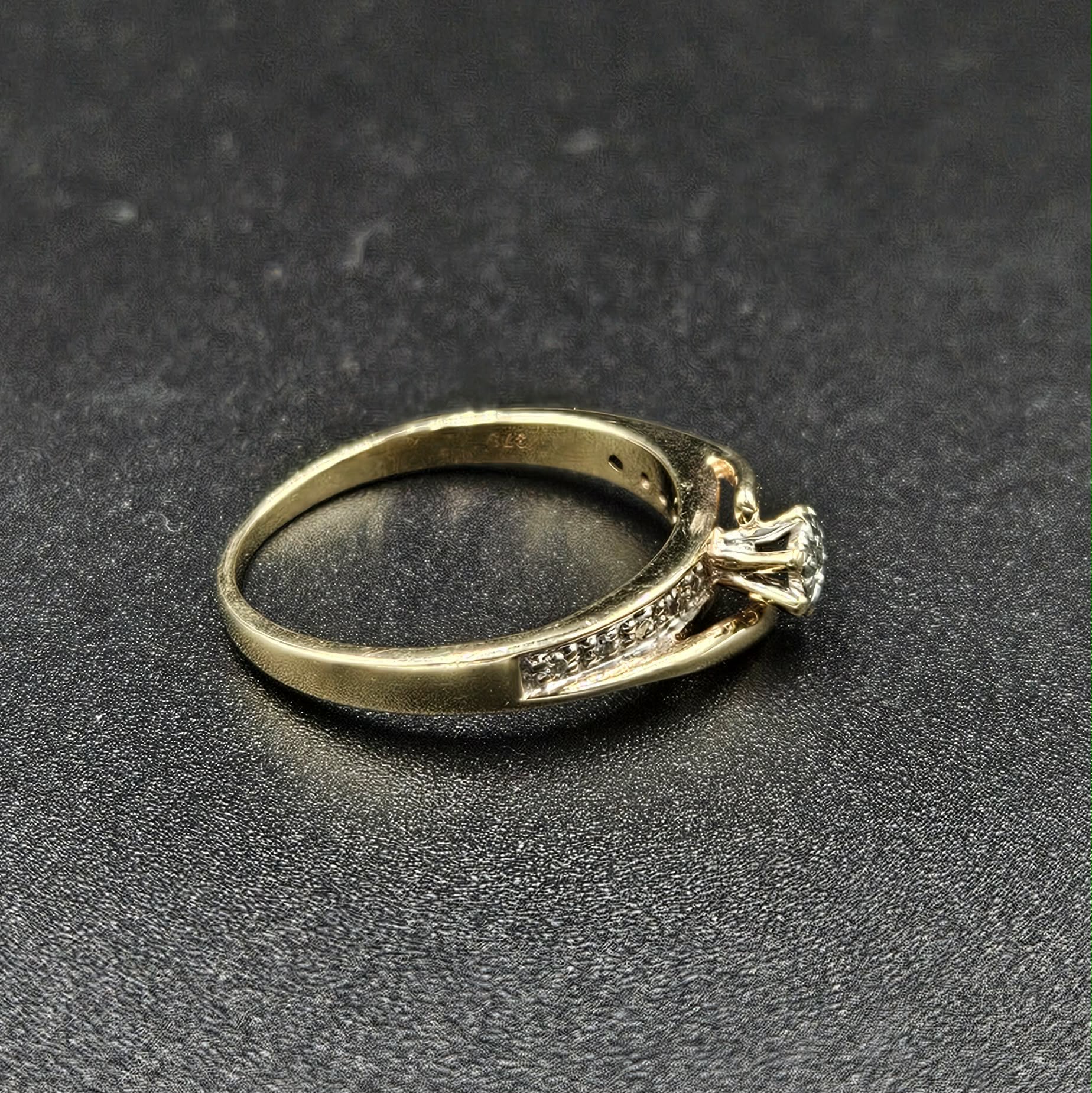 9ct Yellow Gold Diamond Ring
