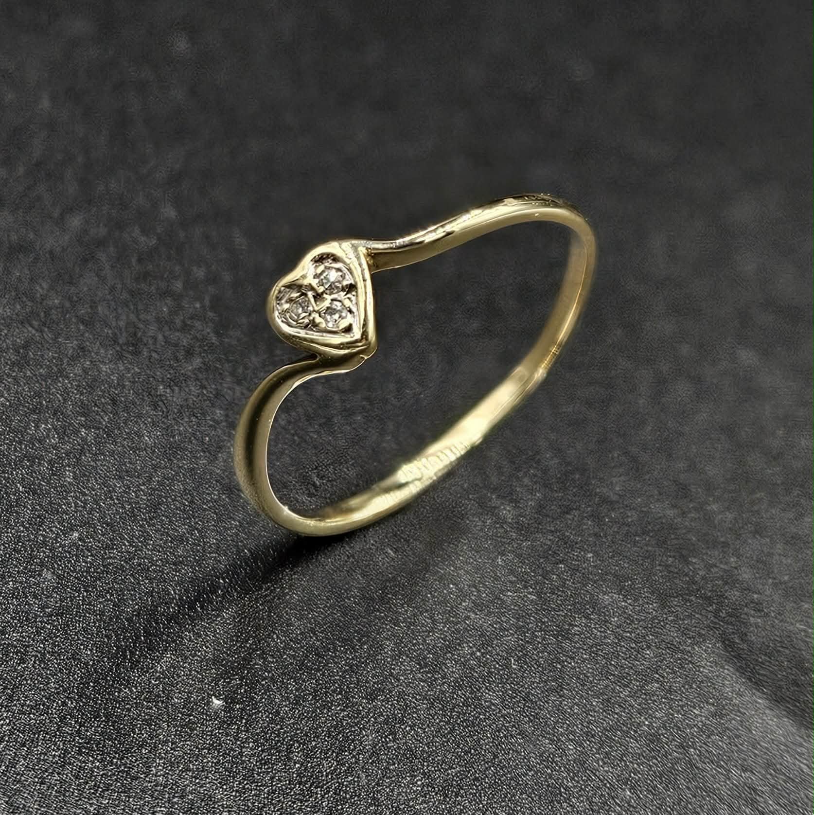 9ct Yellow Gold Diamond Heart Ring