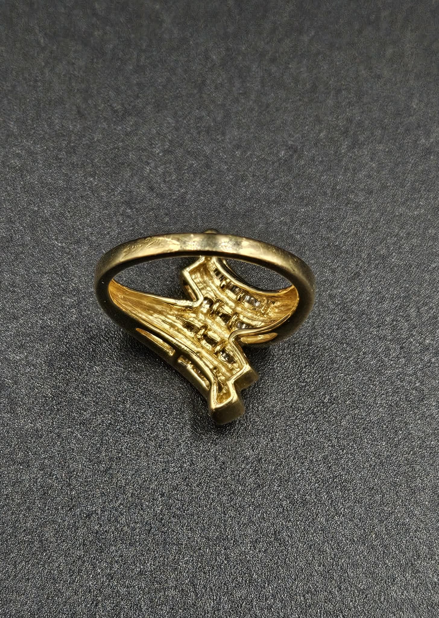 9ct Yellow Gold Diamond Ring Twist Style