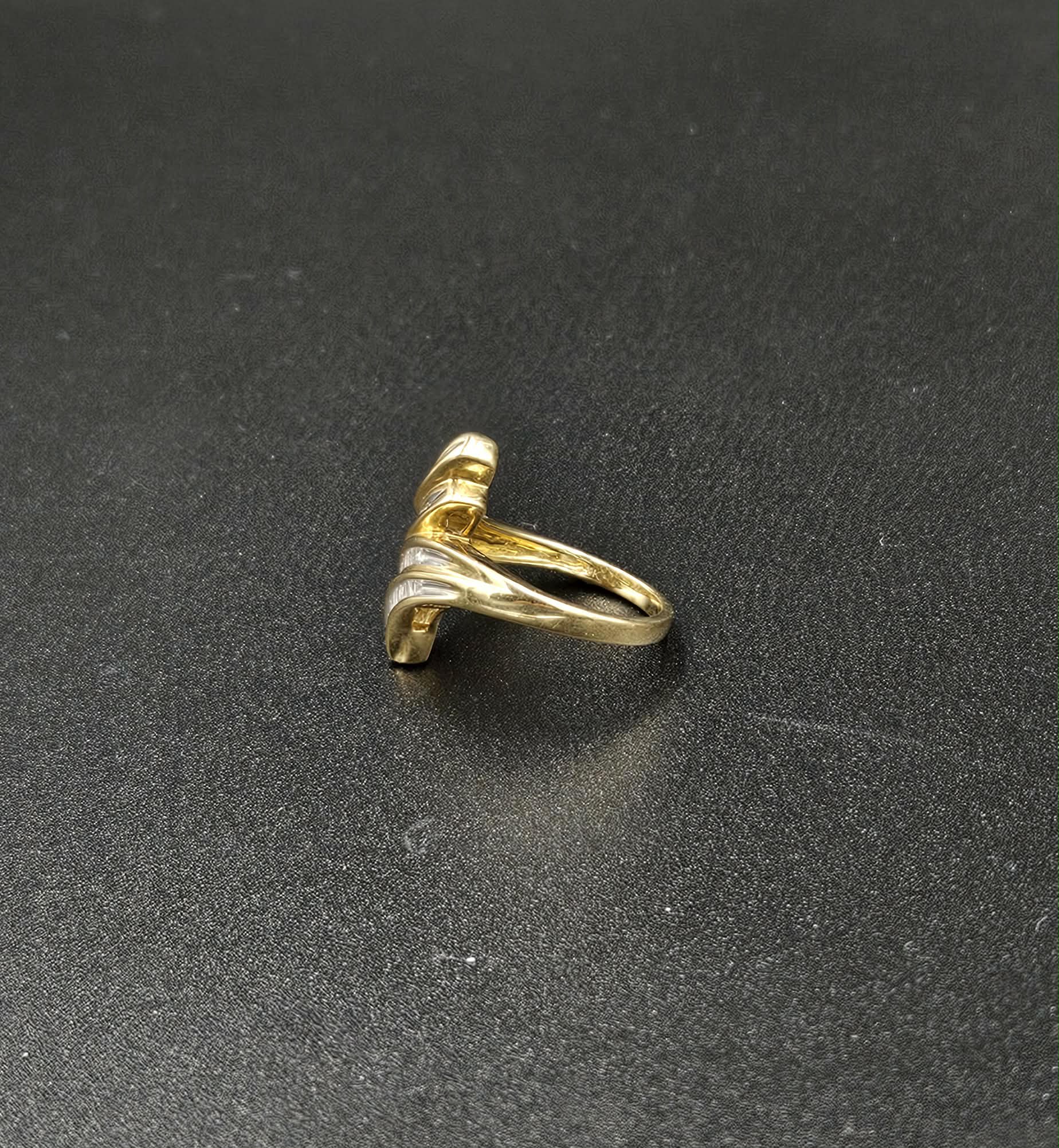 9ct Yellow Gold Diamond Ring Twist Style