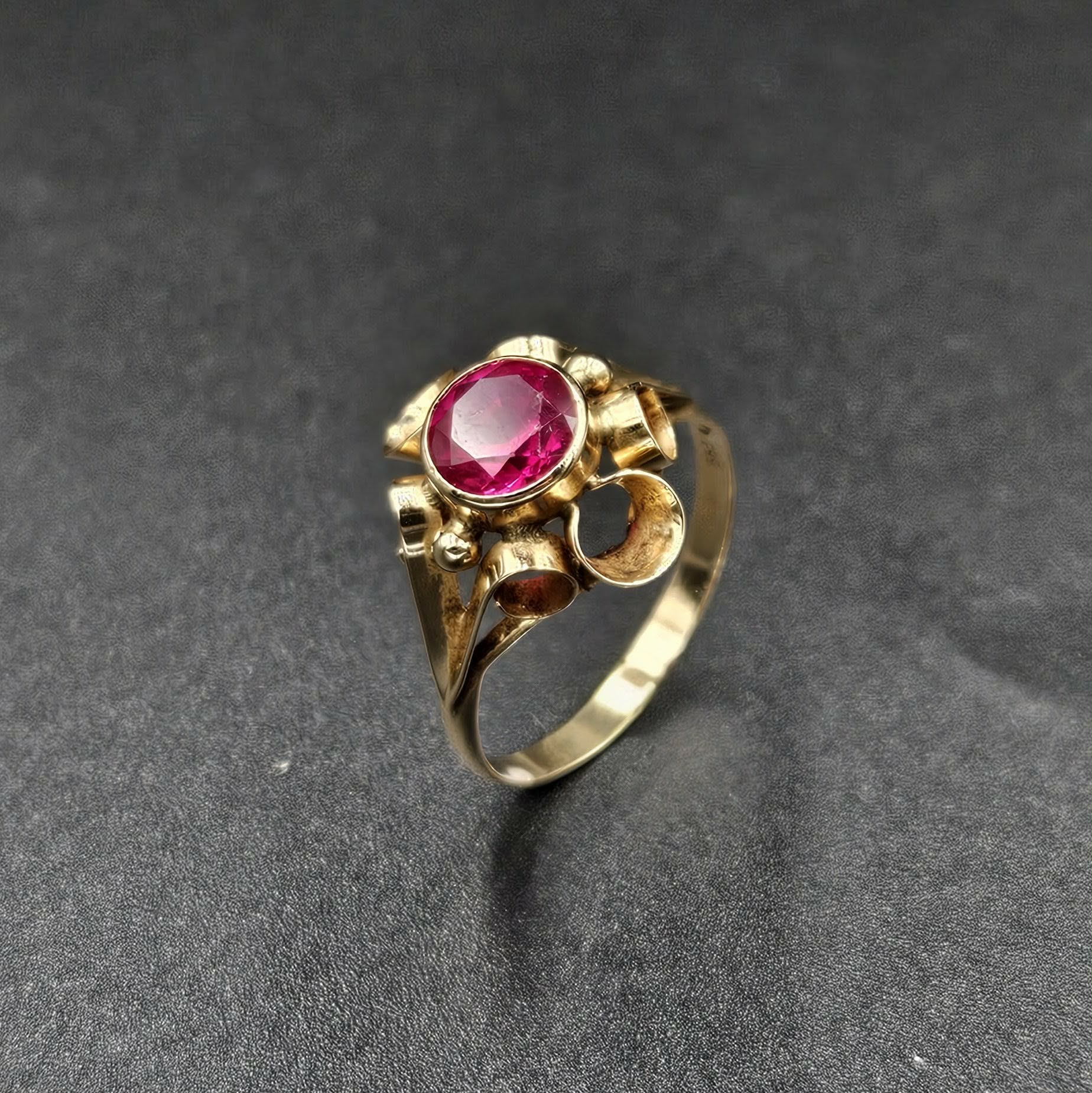 18ct Yellow Gold Vintage Red Ruby Ring