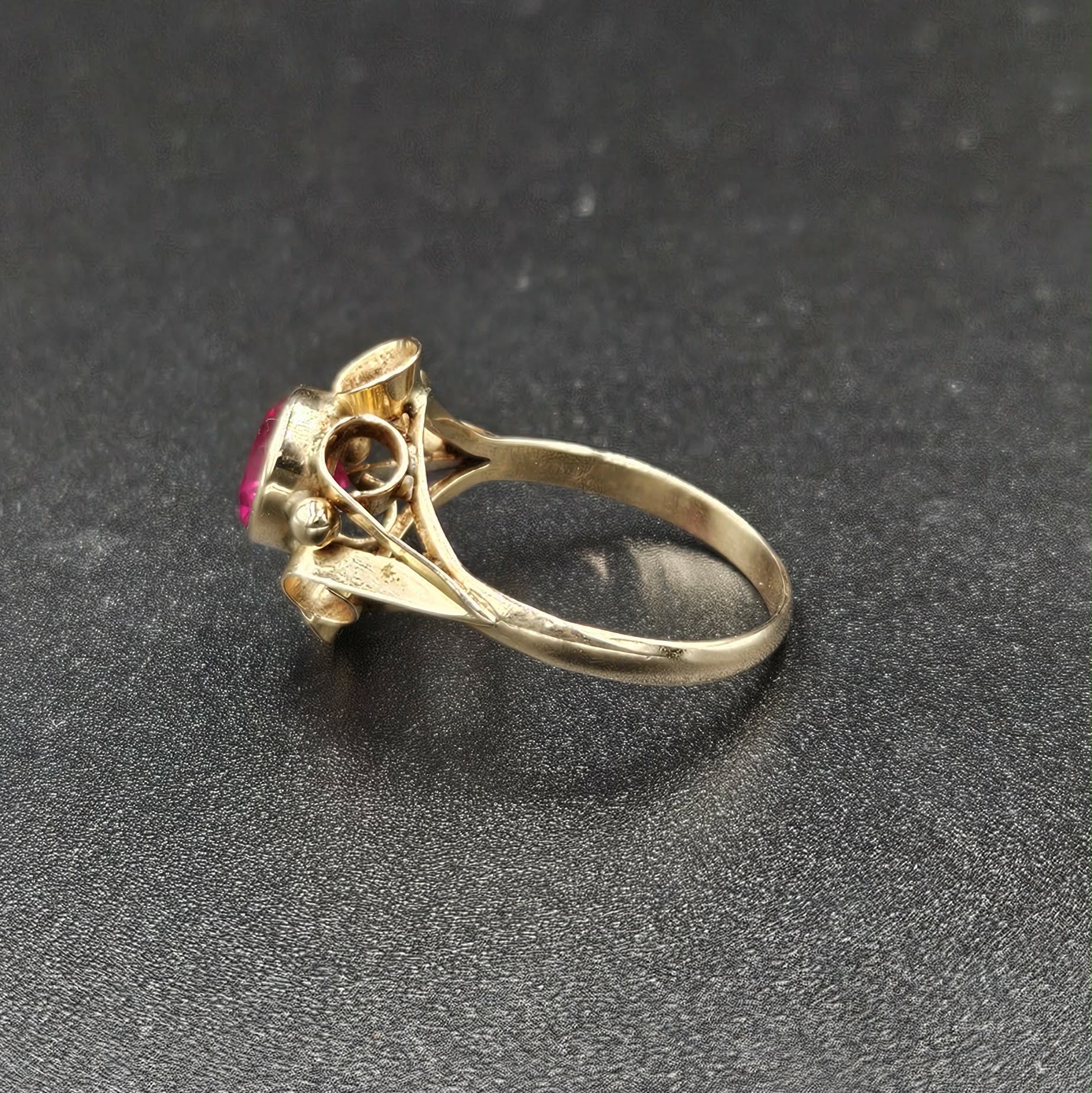 18ct Yellow Gold Vintage Red Ruby Ring