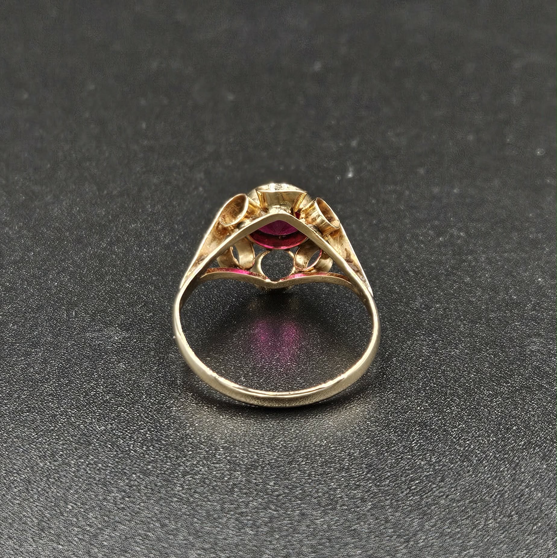 18ct Yellow Gold Vintage Red Ruby Ring