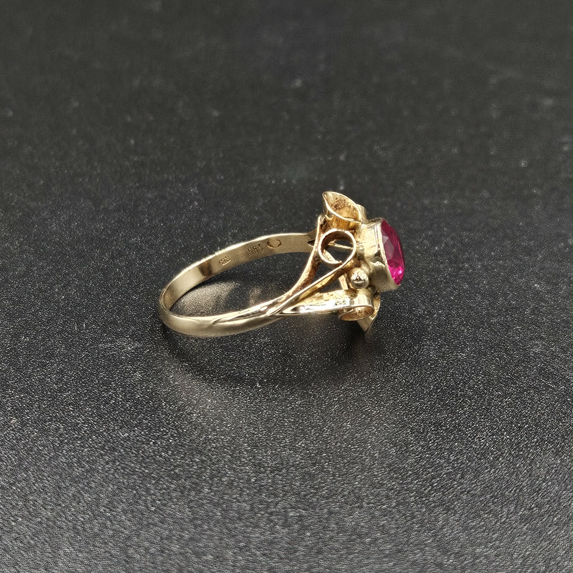 18ct Yellow Gold Vintage Red Ruby Ring