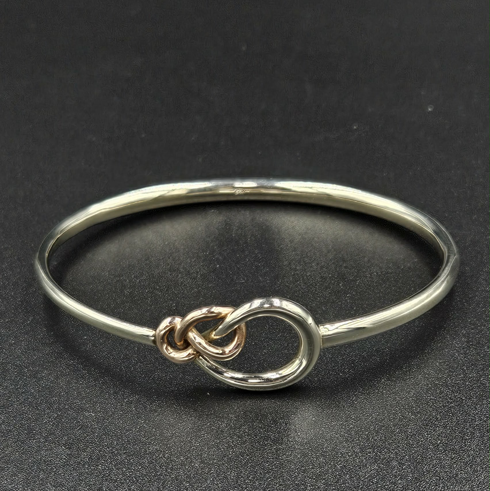 9ct White Gold Interlocking Bangle